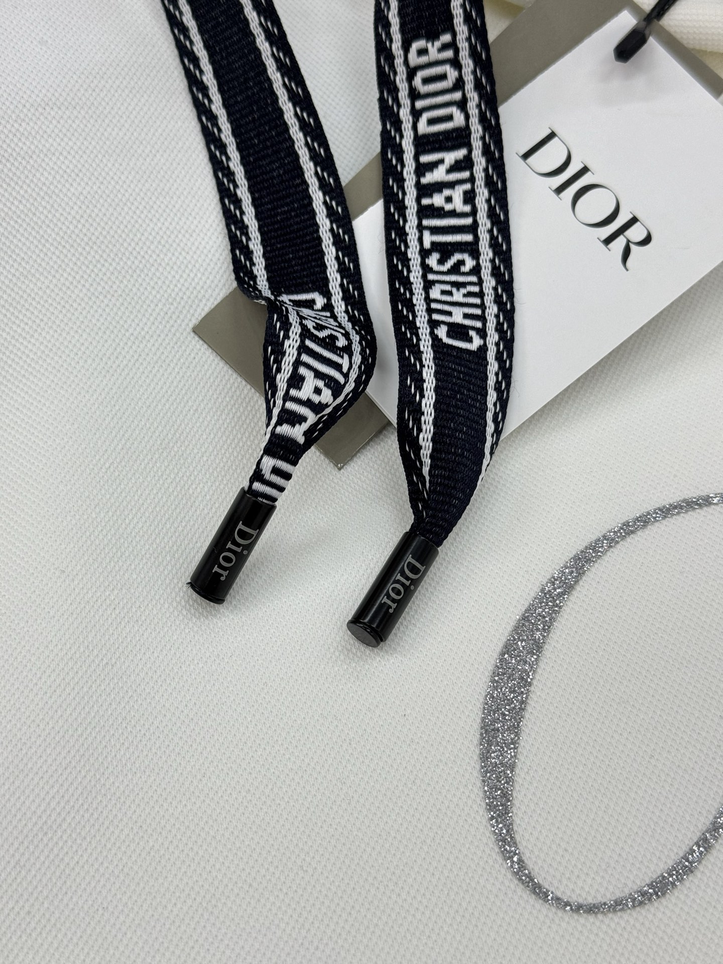 Dior迪奥新品连帽卫衣.迪奥日常款.黑色主色+白色草写Logo，辨识度超高!柔软棉质面料，穿着舒适，日