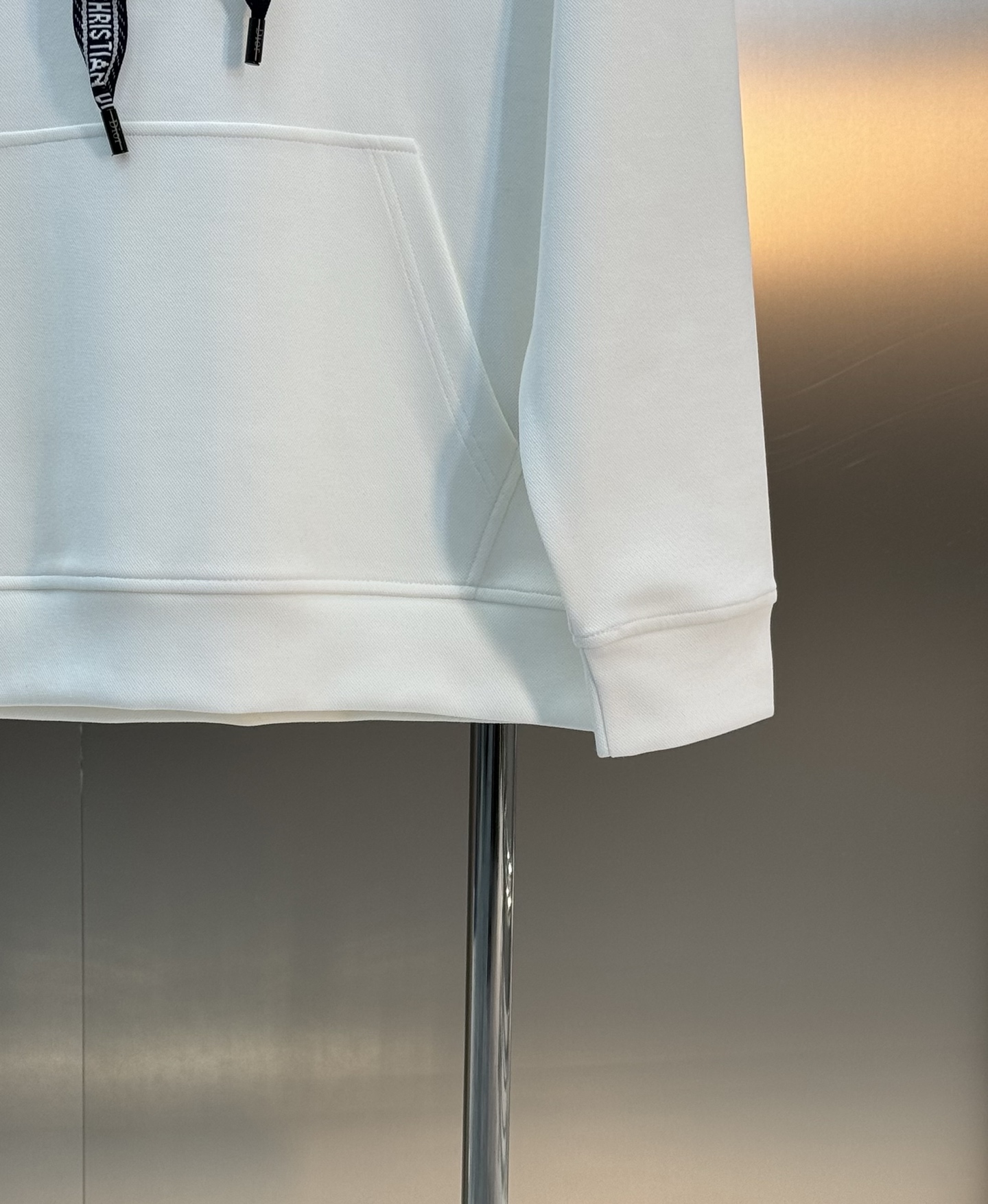 Dior迪奥新品连帽卫衣.迪奥日常款.黑色主色+白色草写Logo，辨识度超高!柔软棉质面料，穿着舒适，日