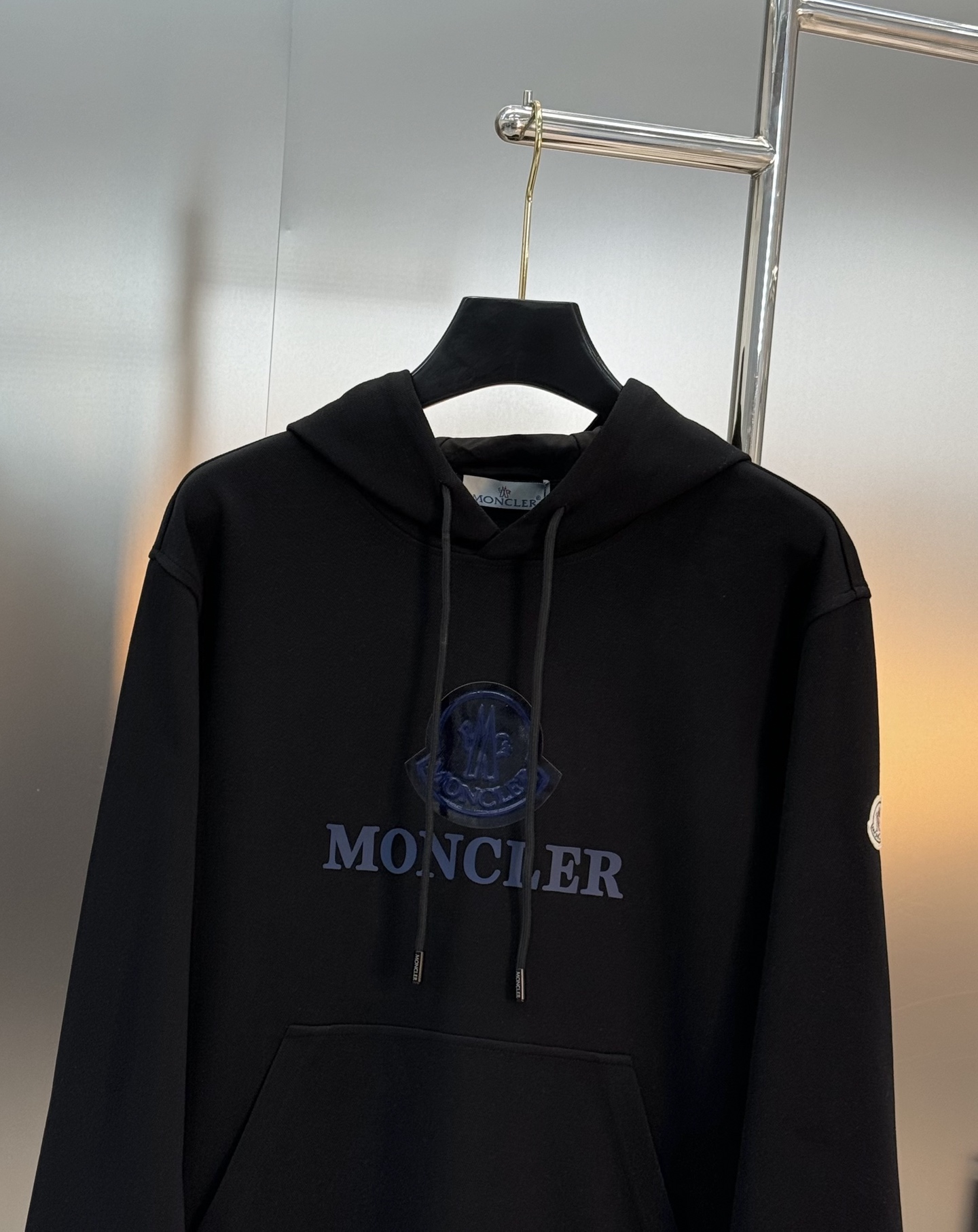 Moncler蒙口新款连帽卫衣，超舒适天丝面料.柔软棉质面料，舒适又保暖，日常穿搭超百搭!正面品牌标志+