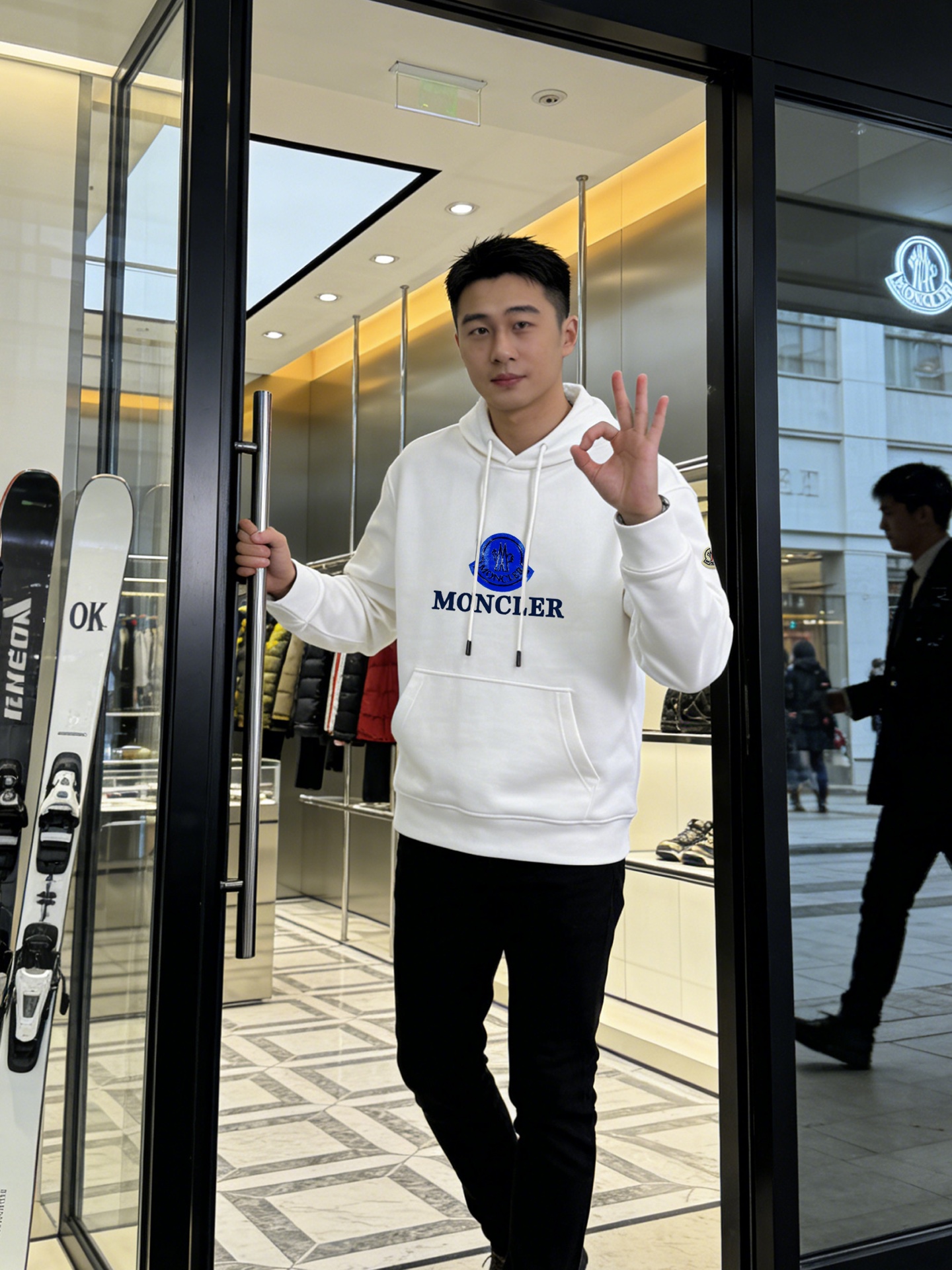 Moncler蒙口新款连帽卫衣，超舒适天丝面料.柔软棉质面料，舒适又保暖，日常穿搭超百搭!正面品牌标志+