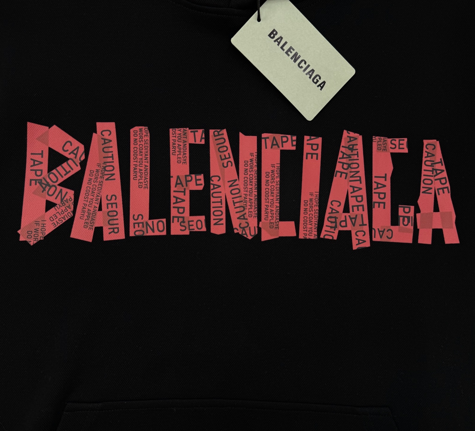 BALENCIAGA新品巴黎连帽卫衣.柔软棉质面料，穿着舒适又透气!正面红色“BALENCIAGA”字母