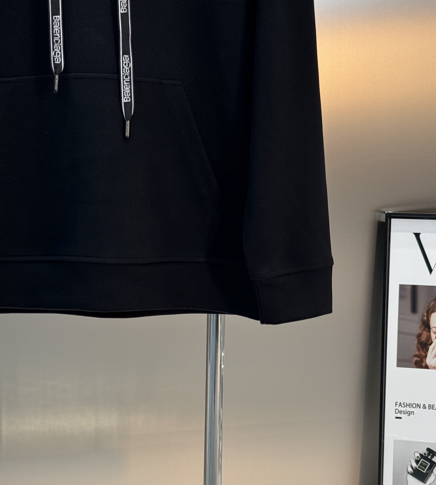 BALENCIAGA新品巴黎连帽卫衣.柔软棉质面料，穿着舒适又透气!正面红色“BALENCIAGA”字母