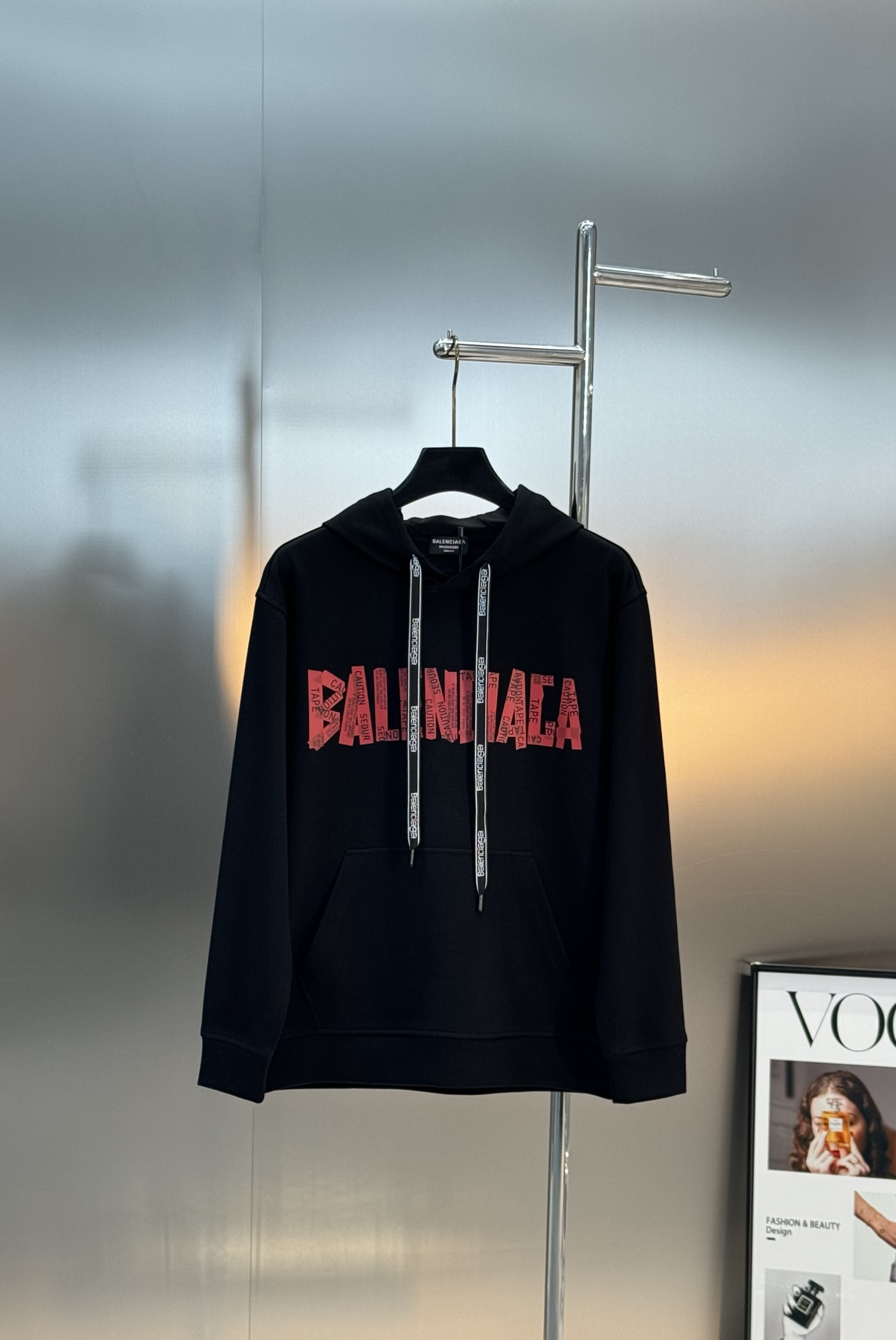 BALENCIAGA新品巴黎连帽卫衣.柔软棉质面料，穿着舒适又透气!正面红色“BALENCIAGA”字母