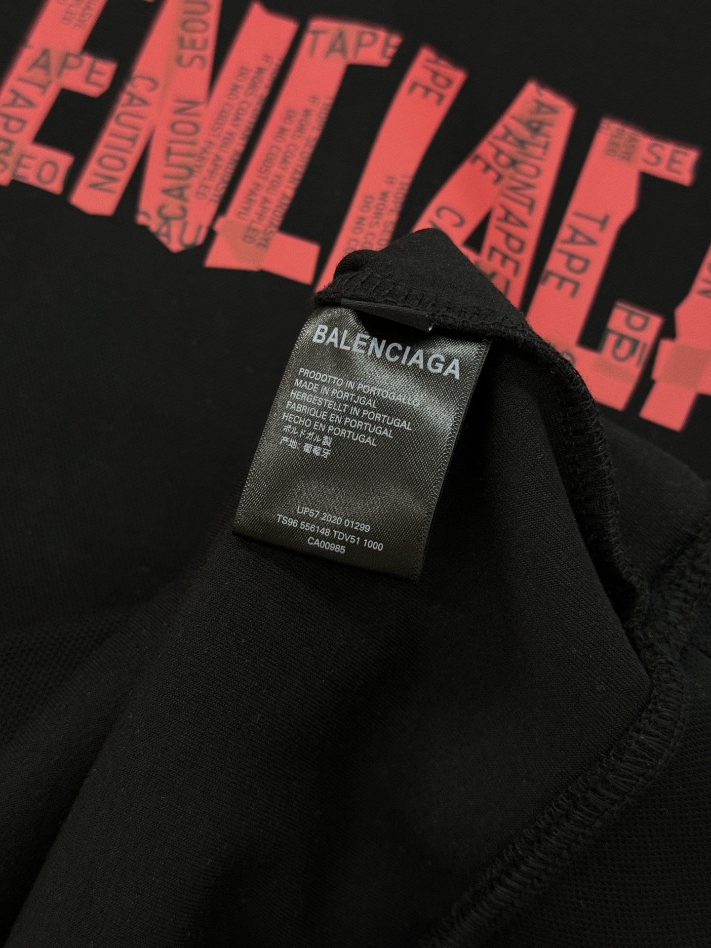 BALENCIAGA新品巴黎连帽卫衣.柔软棉质面料，穿着舒适又透气!正面红色“BALENCIAGA”字母