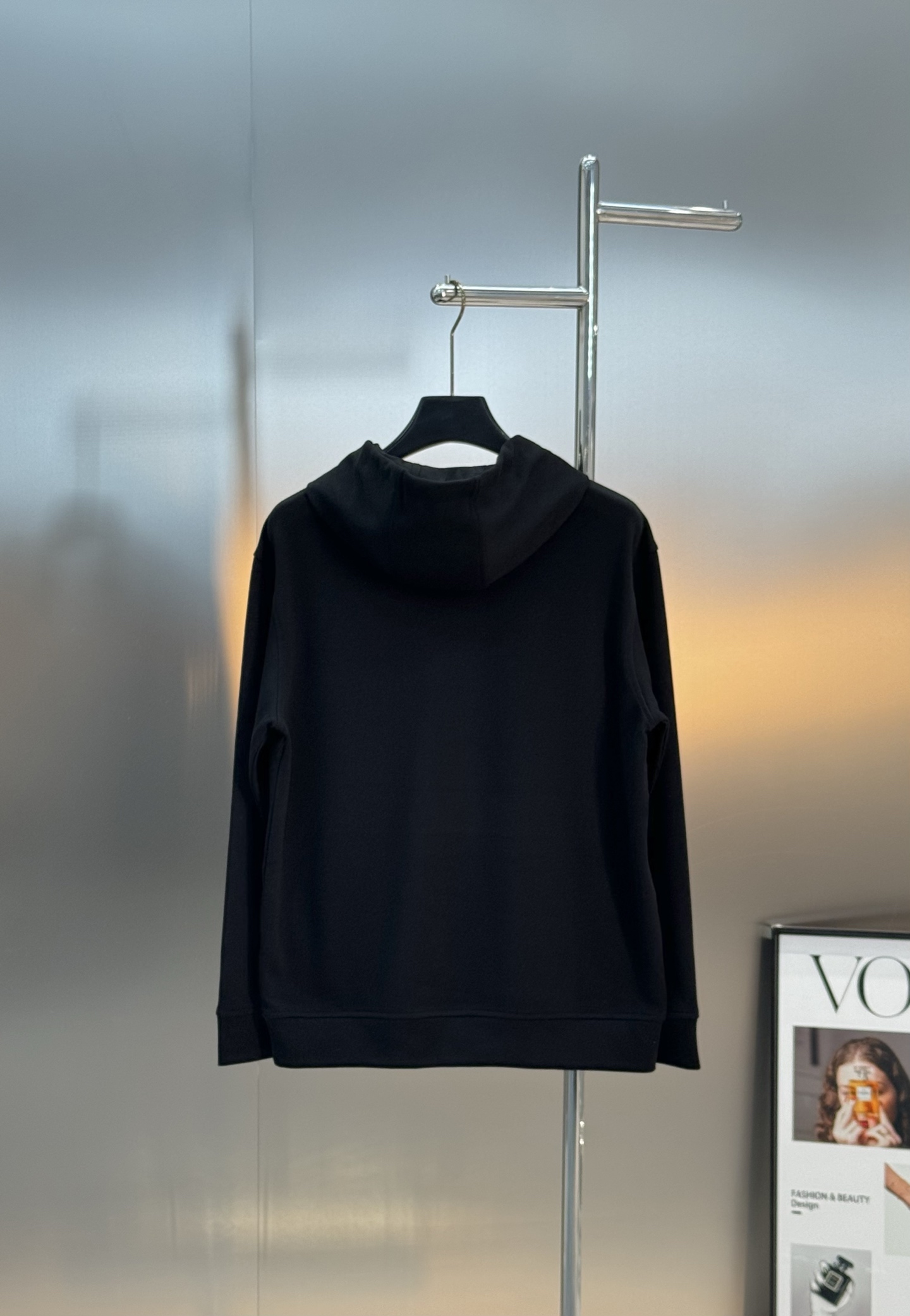 BALENCIAGA新品巴黎连帽卫衣.柔软棉质面料，穿着舒适又透气!正面红色“BALENCIAGA”字母