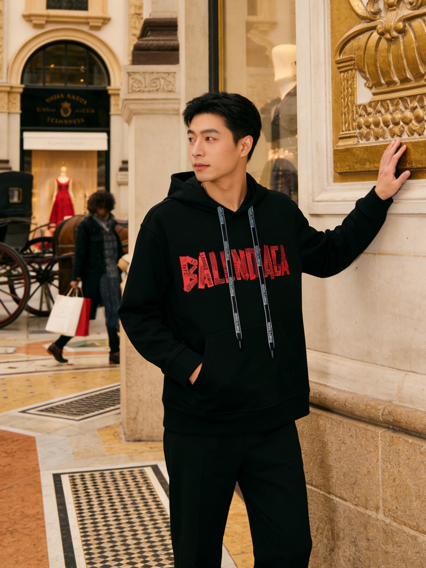 BALENCIAGA新品巴黎连帽卫衣.柔软棉质面料，穿着舒适又透气!正面红色“BALENCIAGA”字母