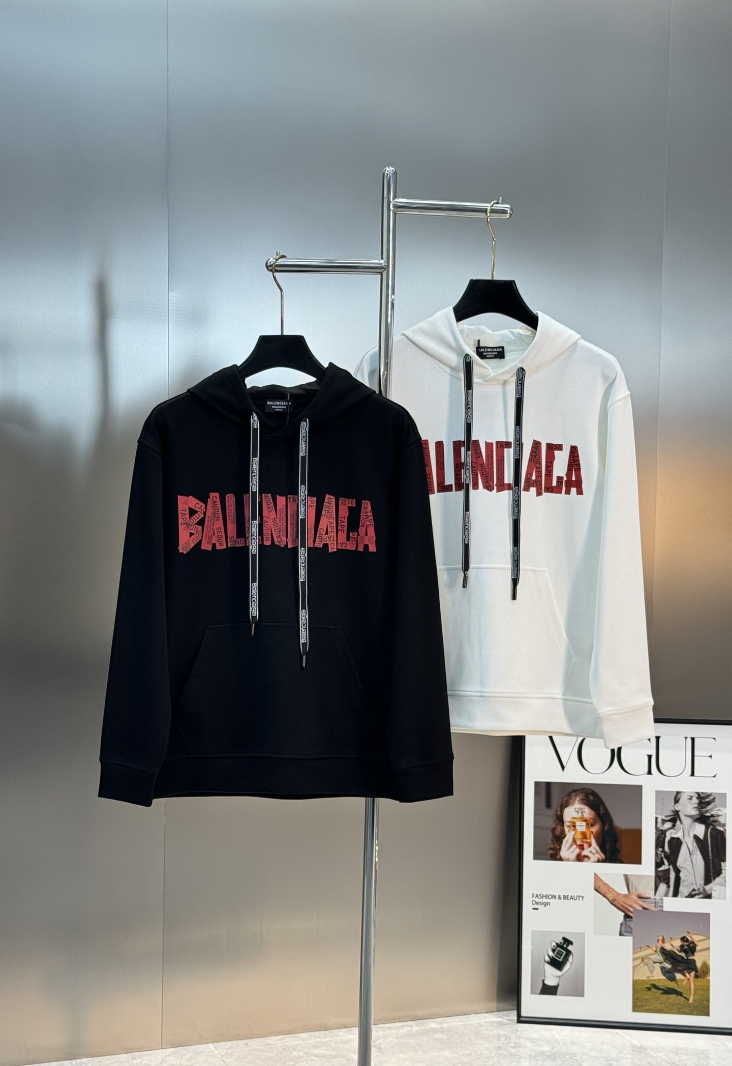 BALENCIAGA新品巴黎连帽卫衣.柔软棉质面料，穿着舒适又透气!正面红色“BALENCIAGA”字母
