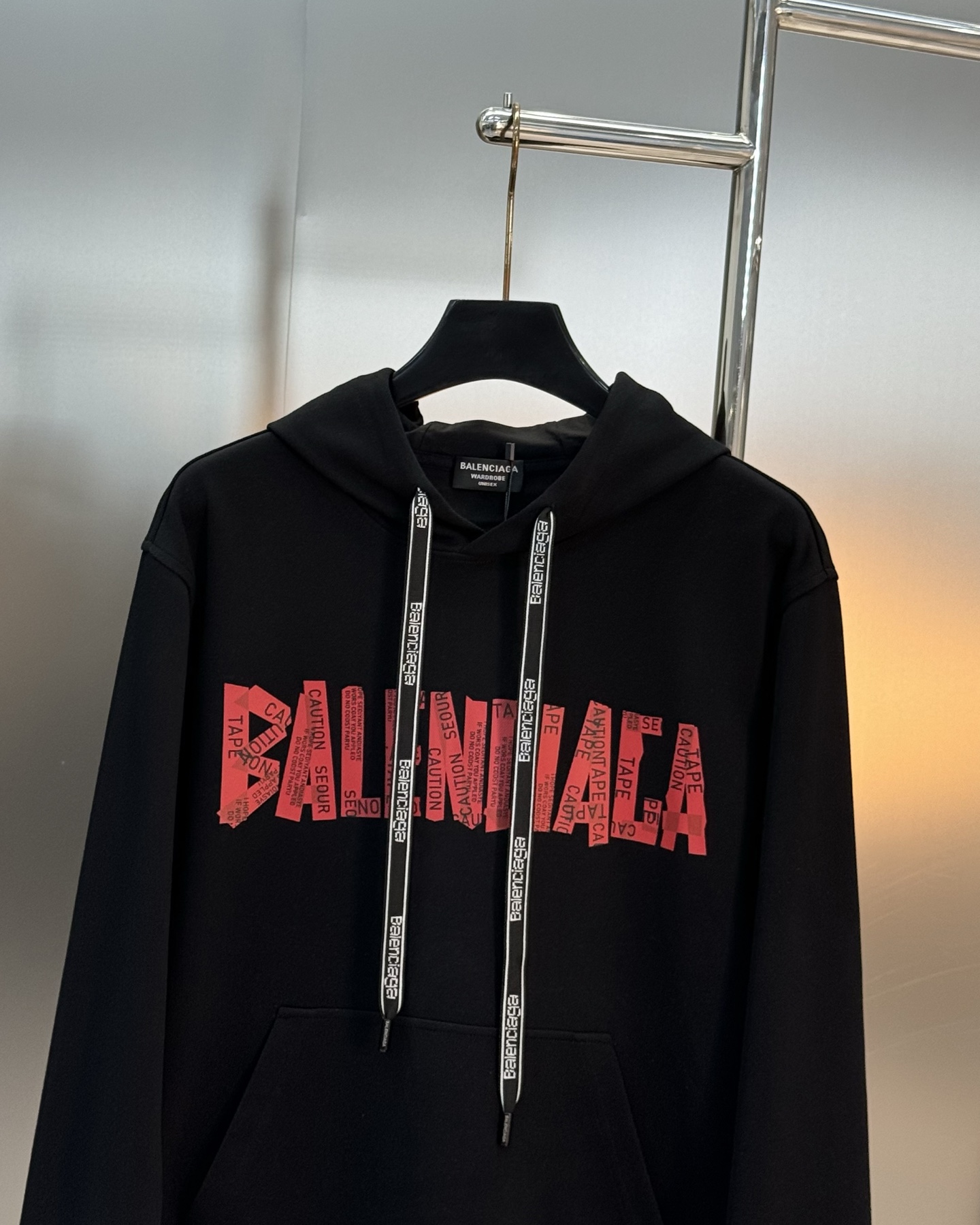 BALENCIAGA新品巴黎连帽卫衣.柔软棉质面料，穿着舒适又透气!正面红色“BALENCIAGA”字母