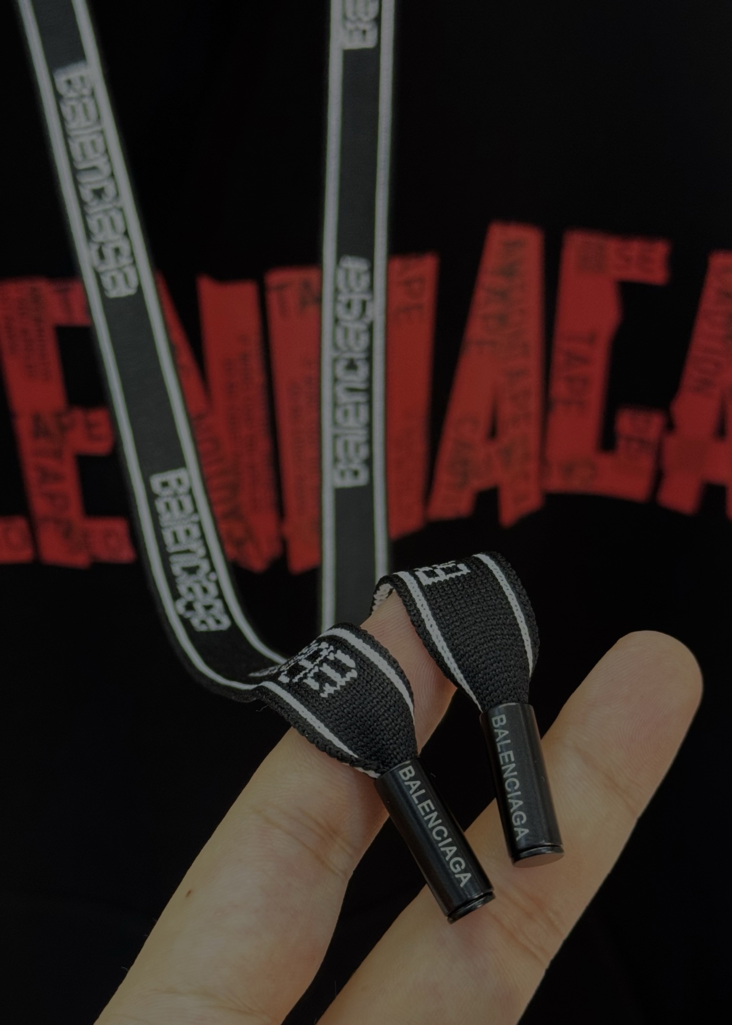 BALENCIAGA新品巴黎连帽卫衣.柔软棉质面料，穿着舒适又透气!正面红色“BALENCIAGA”字母