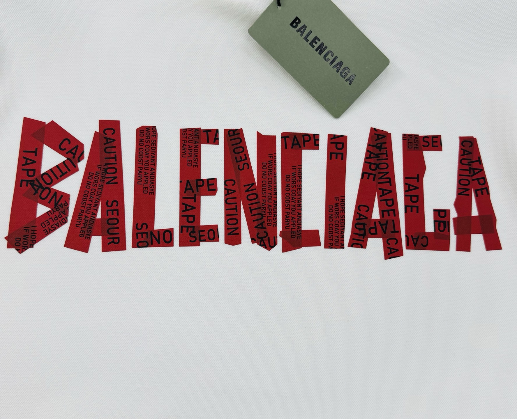 BALENCIAGA新品巴黎连帽卫衣.柔软棉质面料，穿着舒适又透气!正面红色“BALENCIAGA”字母