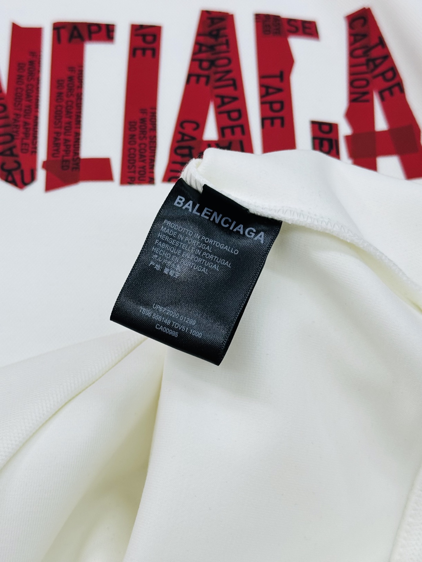 BALENCIAGA新品巴黎连帽卫衣.柔软棉质面料，穿着舒适又透气!正面红色“BALENCIAGA”字母