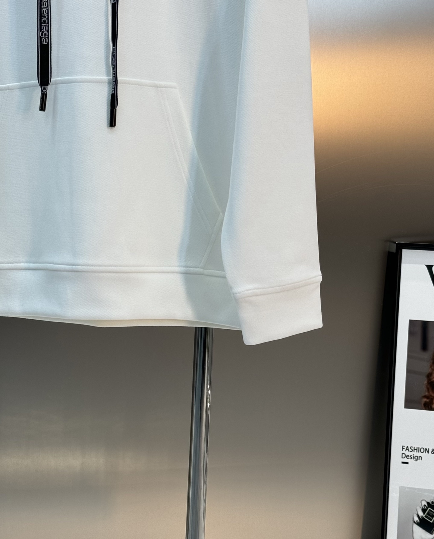 BALENCIAGA新品巴黎连帽卫衣.柔软棉质面料，穿着舒适又透气!正面红色“BALENCIAGA”字母