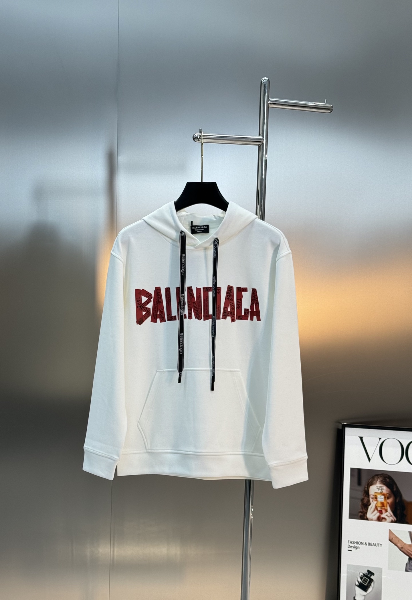 BALENCIAGA新品巴黎连帽卫衣.柔软棉质面料，穿着舒适又透气!正面红色“BALENCIAGA”字母