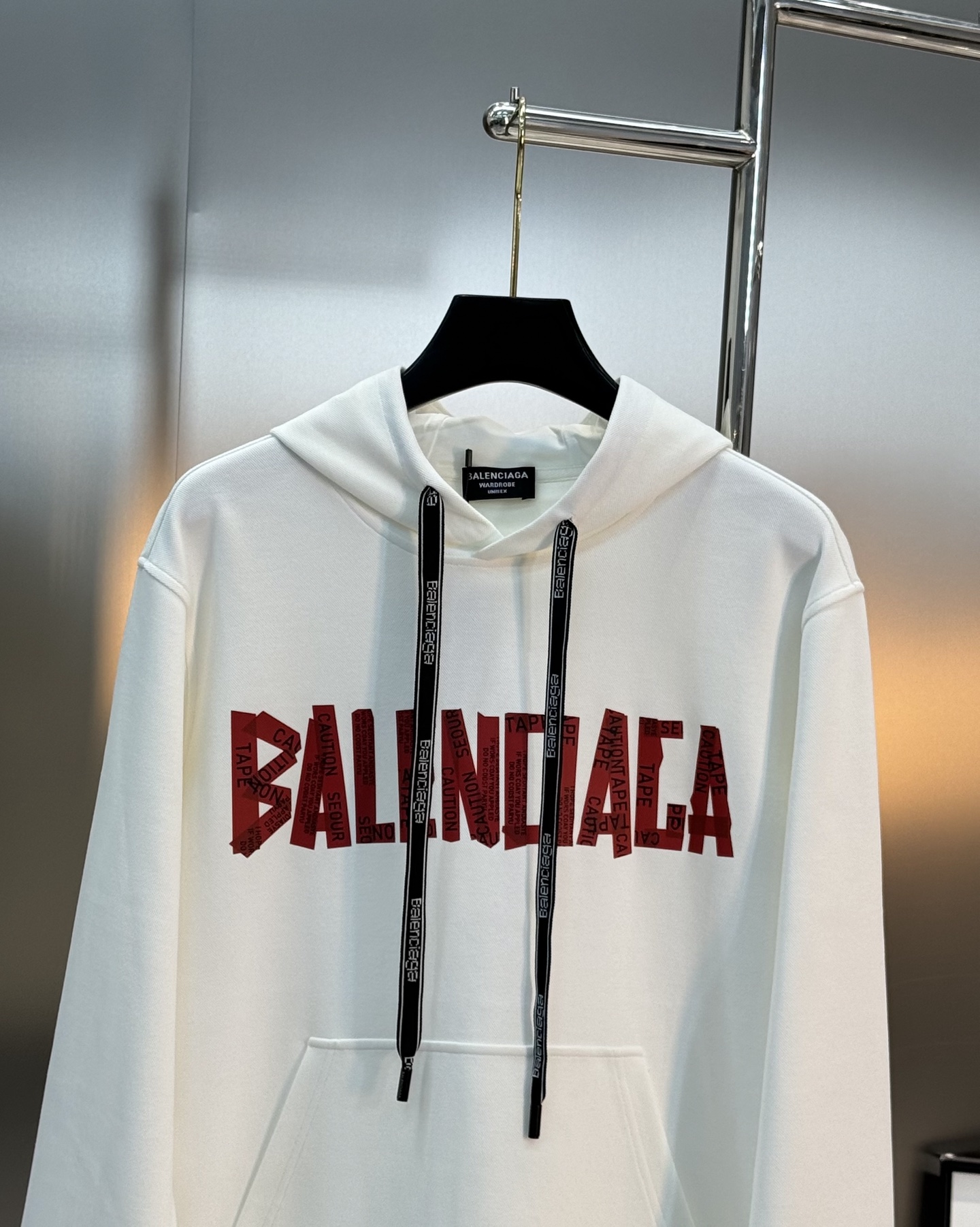 BALENCIAGA新品巴黎连帽卫衣.柔软棉质面料，穿着舒适又透气!正面红色“BALENCIAGA”字母