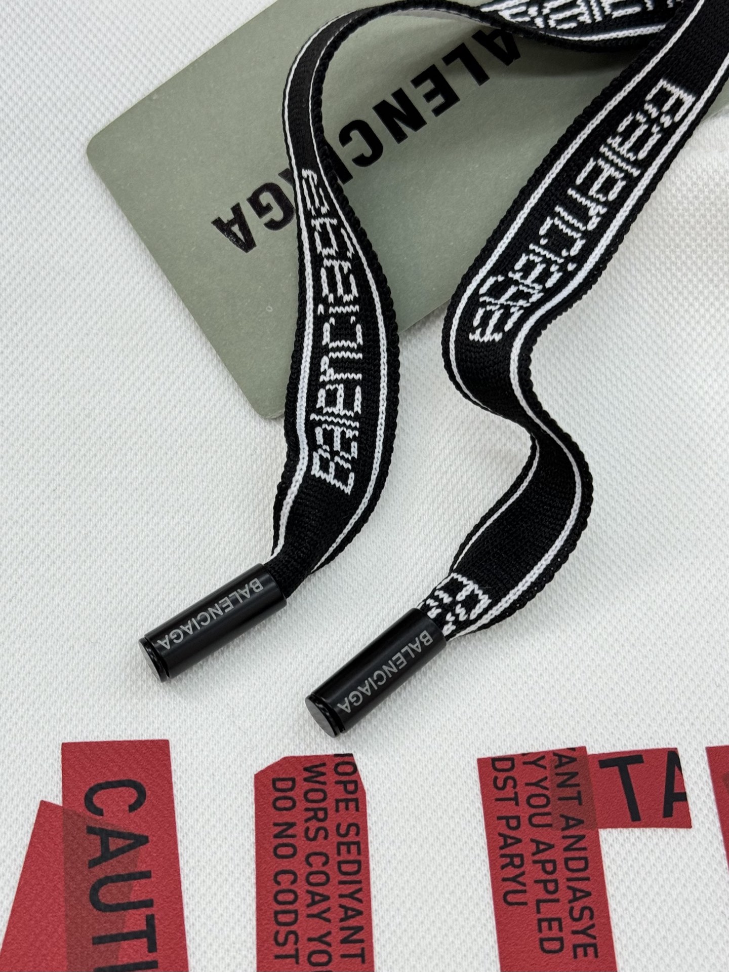 BALENCIAGA新品巴黎连帽卫衣.柔软棉质面料，穿着舒适又透气!正面红色“BALENCIAGA”字母