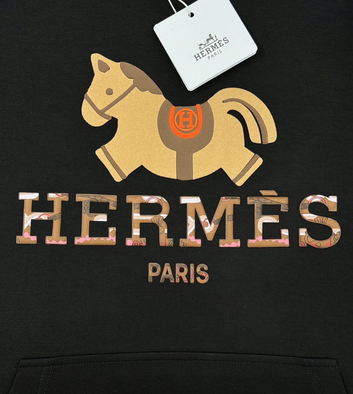 Hermès爱马仕新款连帽卫衣，棉莫柔软棉质面料，舒适又保暖，日常穿搭超百搭!正面有经典“HERMÈS 