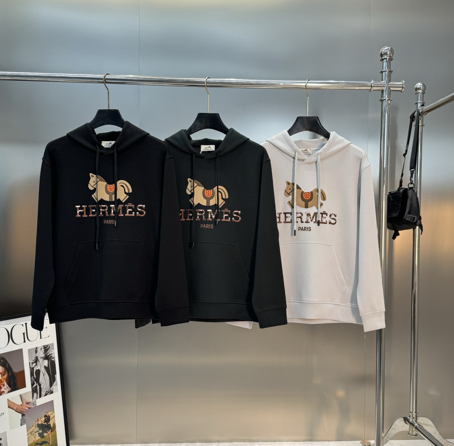 Hermès爱马仕新款连帽卫衣，棉莫柔软棉质面料，舒适又保暖，日常穿搭超百搭!正面有经典“HERMÈS 