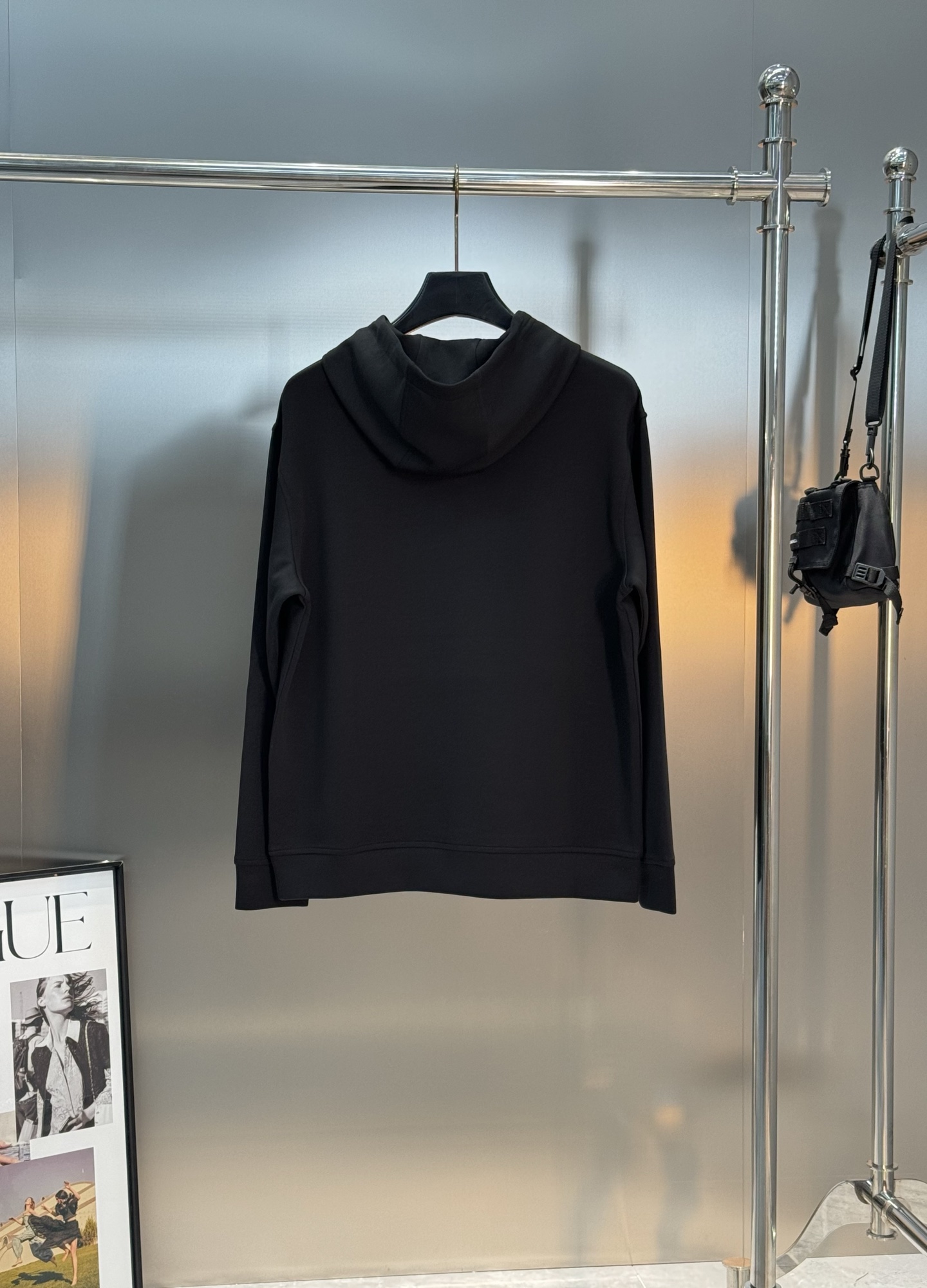 Hermès爱马仕新款连帽卫衣，棉莫柔软棉质面料，舒适又保暖，日常穿搭超百搭!正面有经典“HERMÈS 