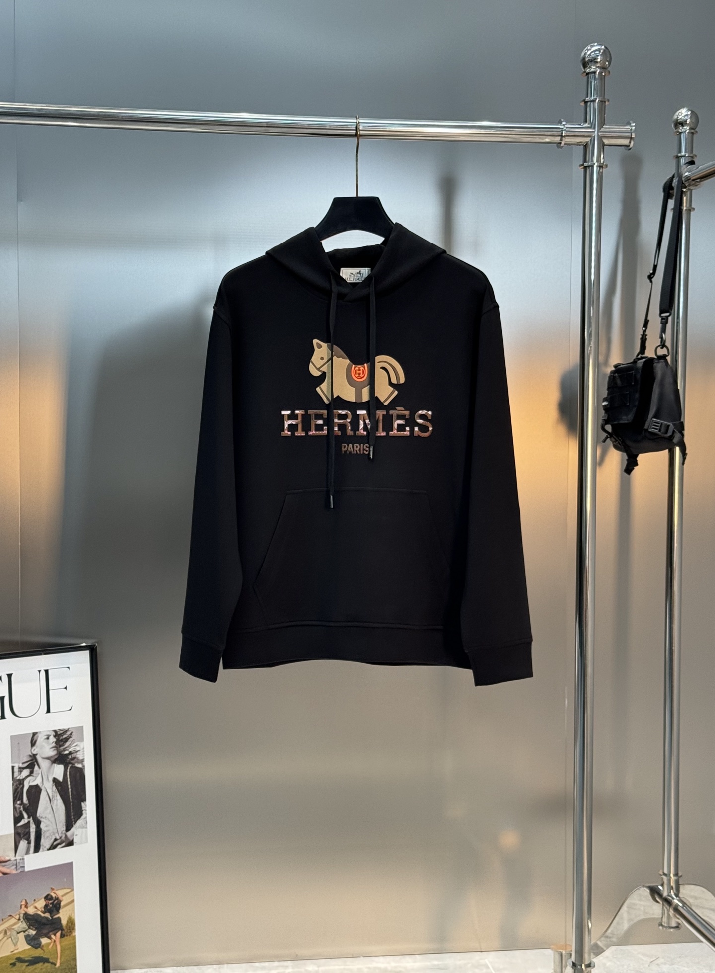 Hermès爱马仕新款连帽卫衣，棉莫柔软棉质面料，舒适又保暖，日常穿搭超百搭!正面有经典“HERMÈS 