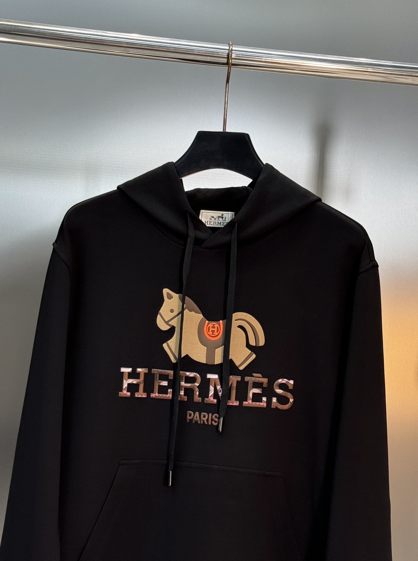 Hermès爱马仕新款连帽卫衣，棉莫柔软棉质面料，舒适又保暖，日常穿搭超百搭!正面有经典“HERMÈS 