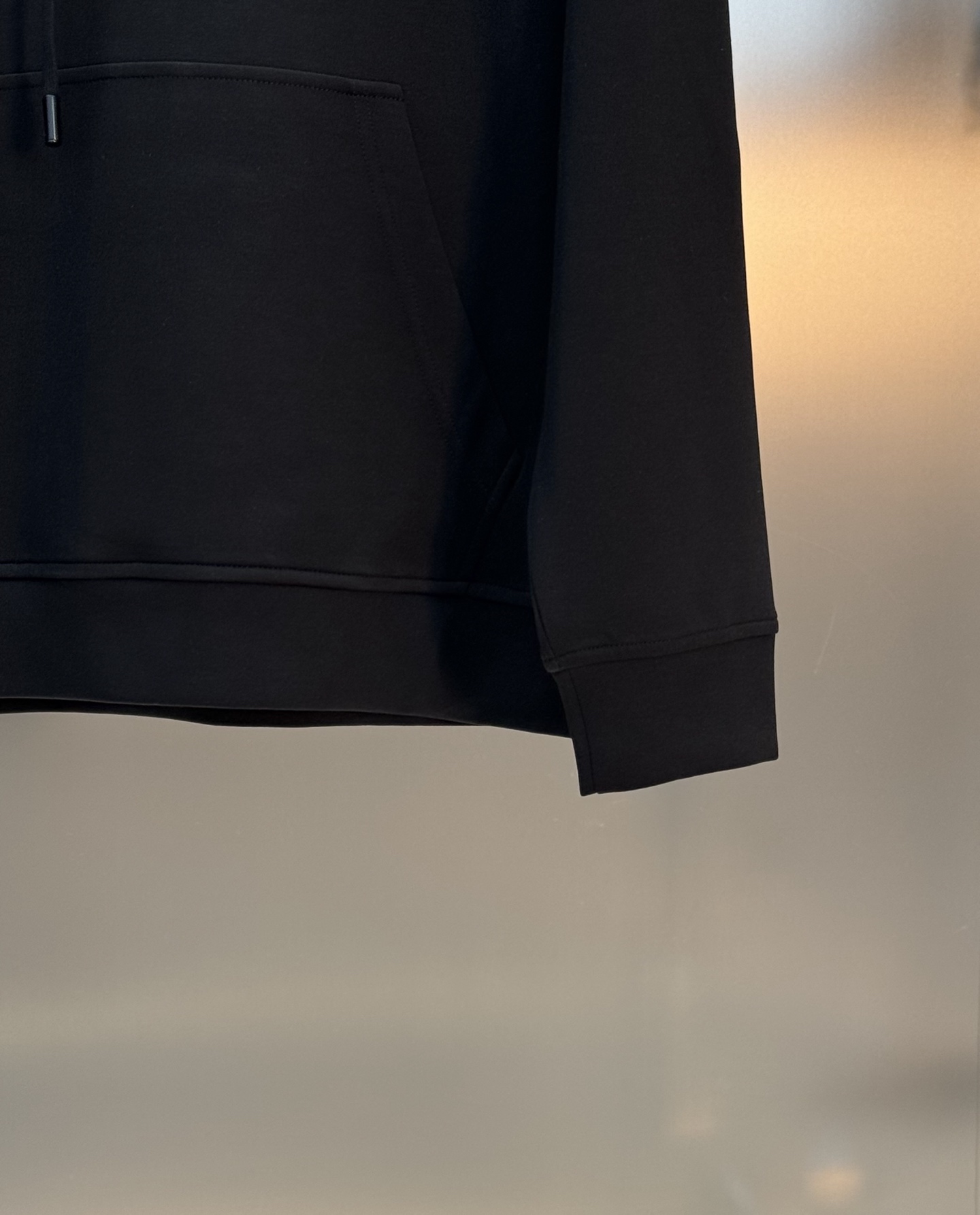 Hermès爱马仕新款连帽卫衣，棉莫柔软棉质面料，舒适又保暖，日常穿搭超百搭!正面有经典“HERMÈS 