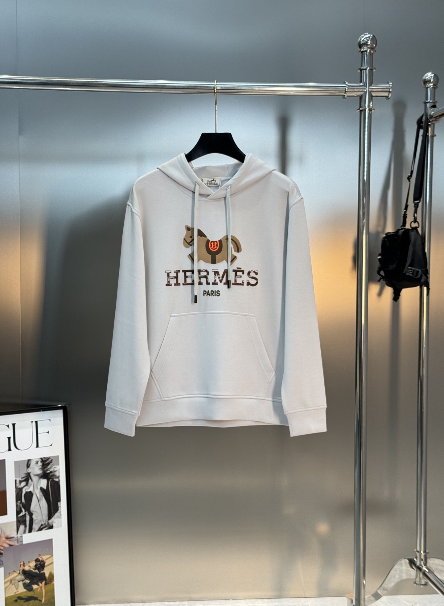 Hermès爱马仕新款连帽卫衣，棉莫柔软棉质面料，舒适又保暖，日常穿搭超百搭!正面有经典“HERMÈS 