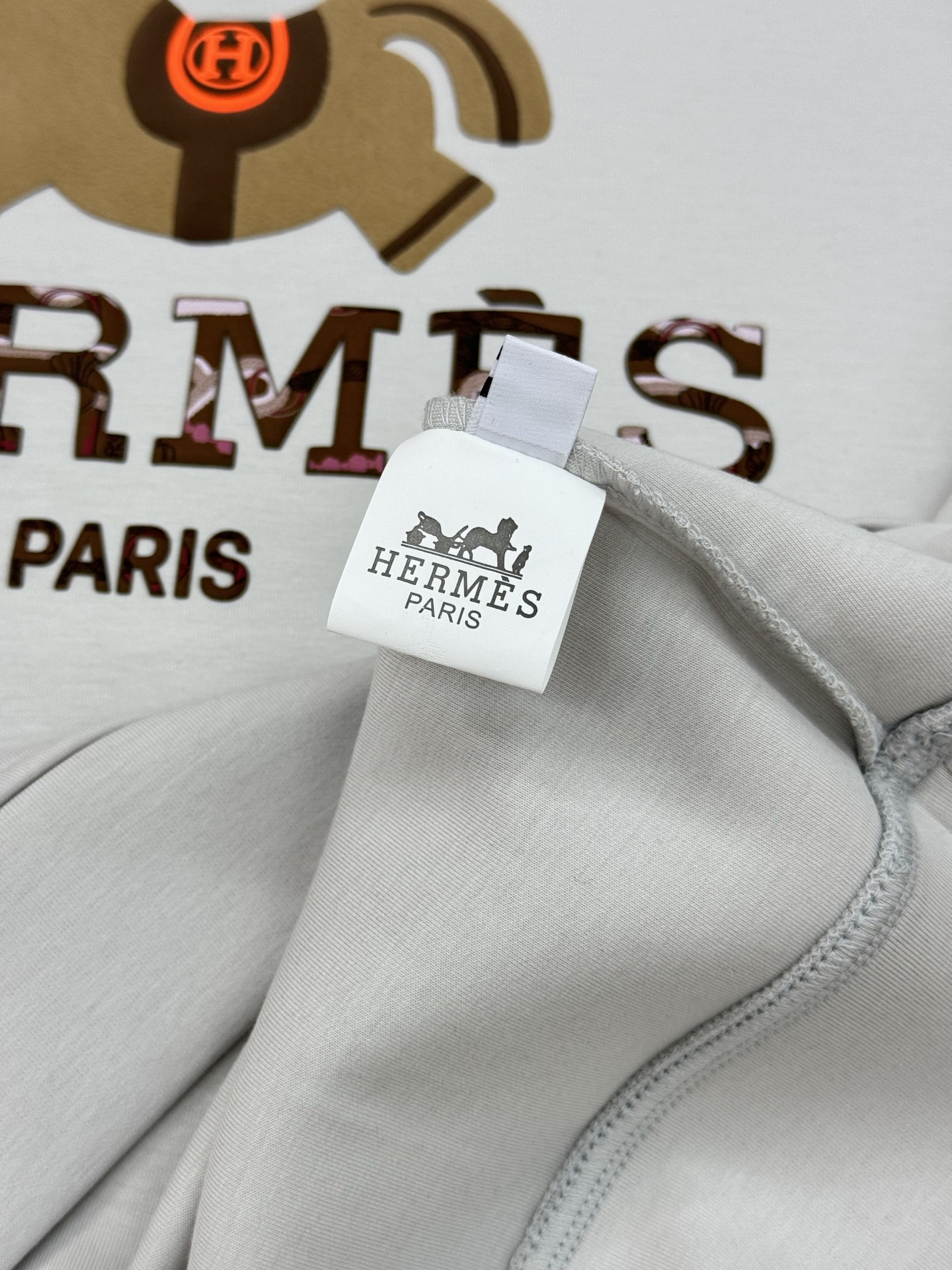 Hermès爱马仕新款连帽卫衣，棉莫柔软棉质面料，舒适又保暖，日常穿搭超百搭!正面有经典“HERMÈS 