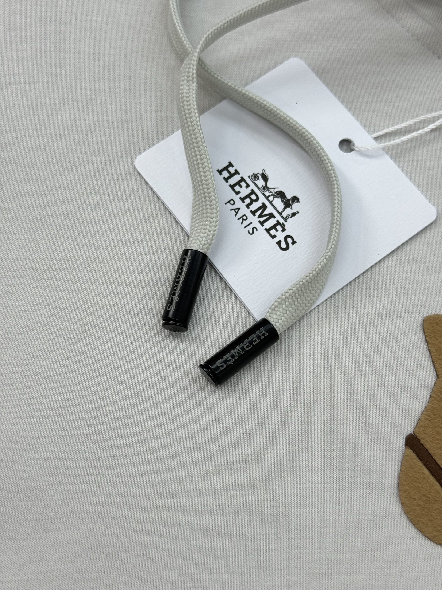 Hermès爱马仕新款连帽卫衣，棉莫柔软棉质面料，舒适又保暖，日常穿搭超百搭!正面有经典“HERMÈS 