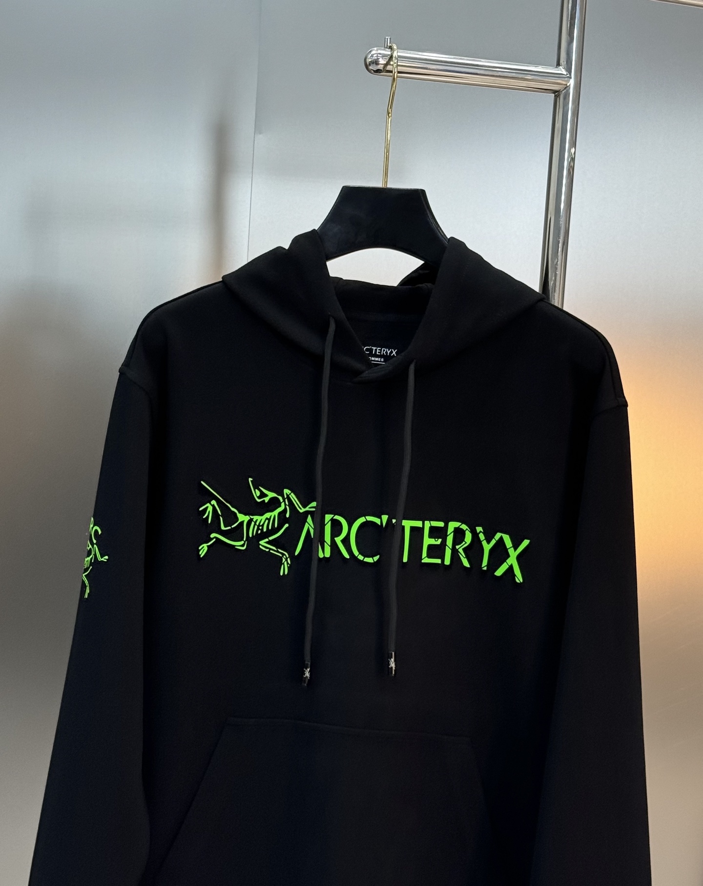 Arc'teryx始祖鸟新款连帽天丝卫衣.男女同款！黑色主色+荧光绿 Logo，简约又有辨识度计。超舒适