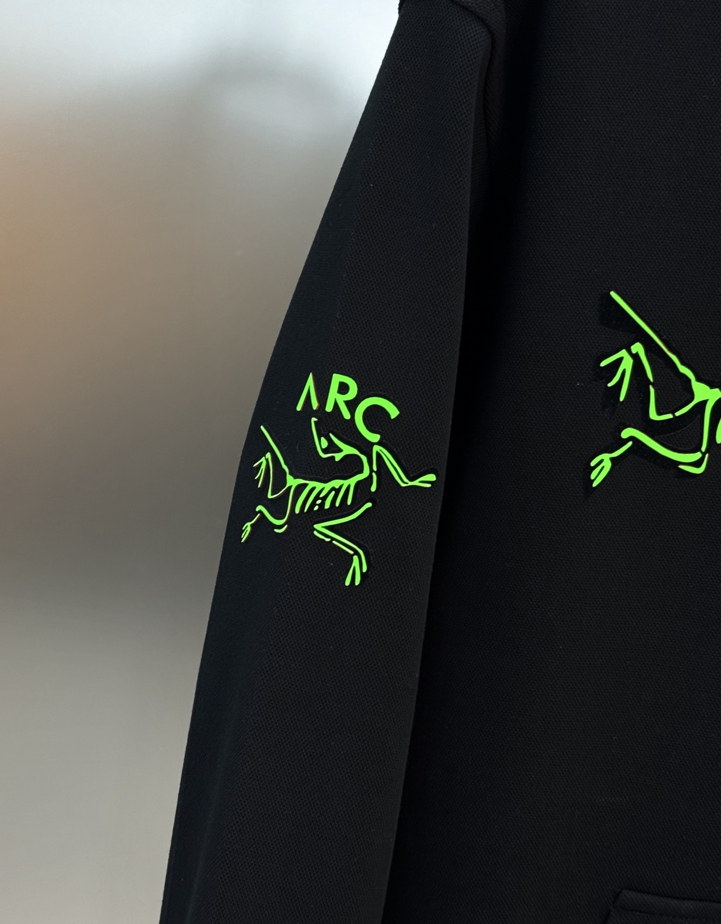 Arc'teryx始祖鸟新款连帽天丝卫衣.男女同款！黑色主色+荧光绿 Logo，简约又有辨识度计。超舒适