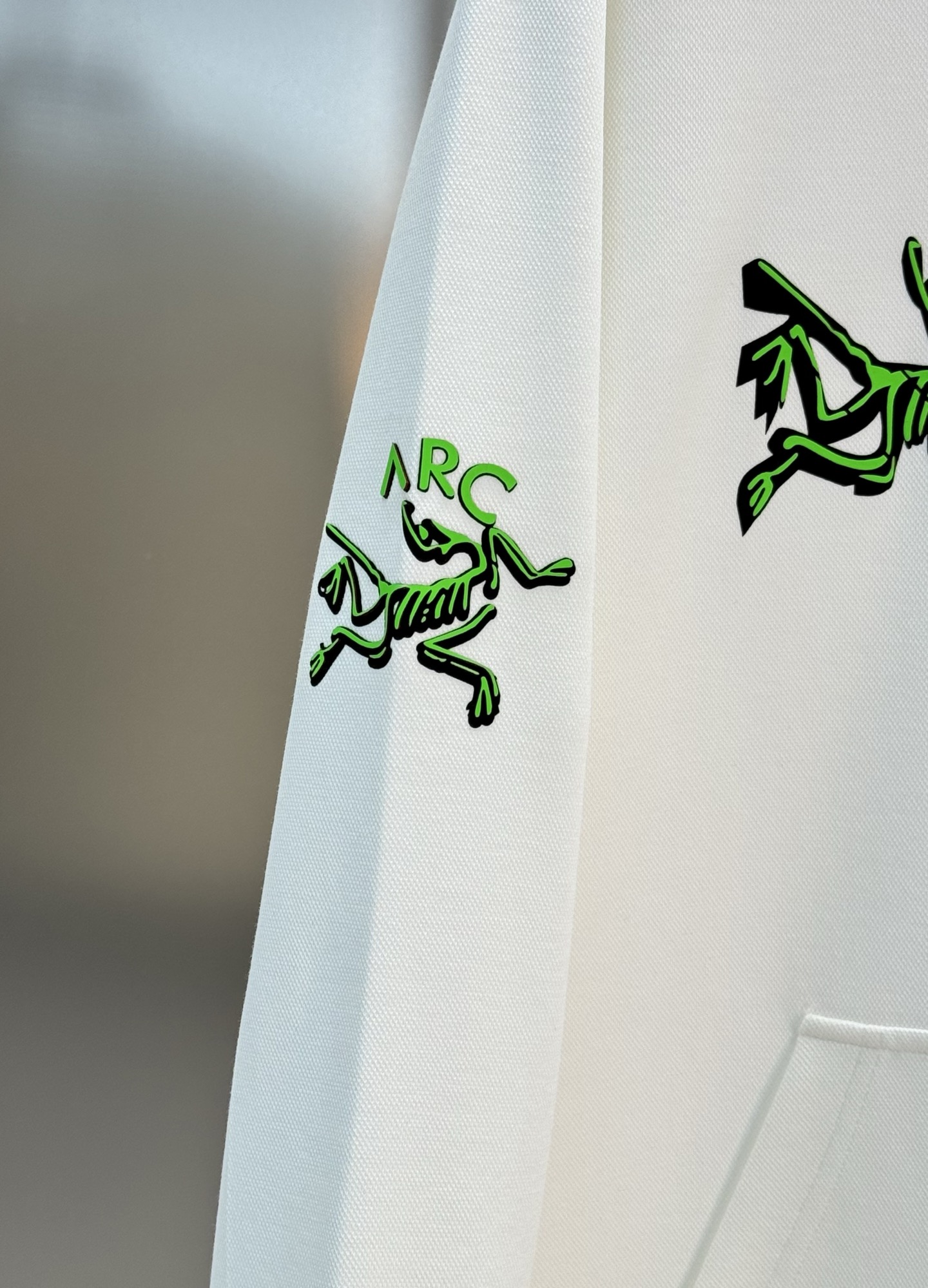 Arc'teryx始祖鸟新款连帽天丝卫衣.男女同款！黑色主色+荧光绿 Logo，简约又有辨识度计。超舒适