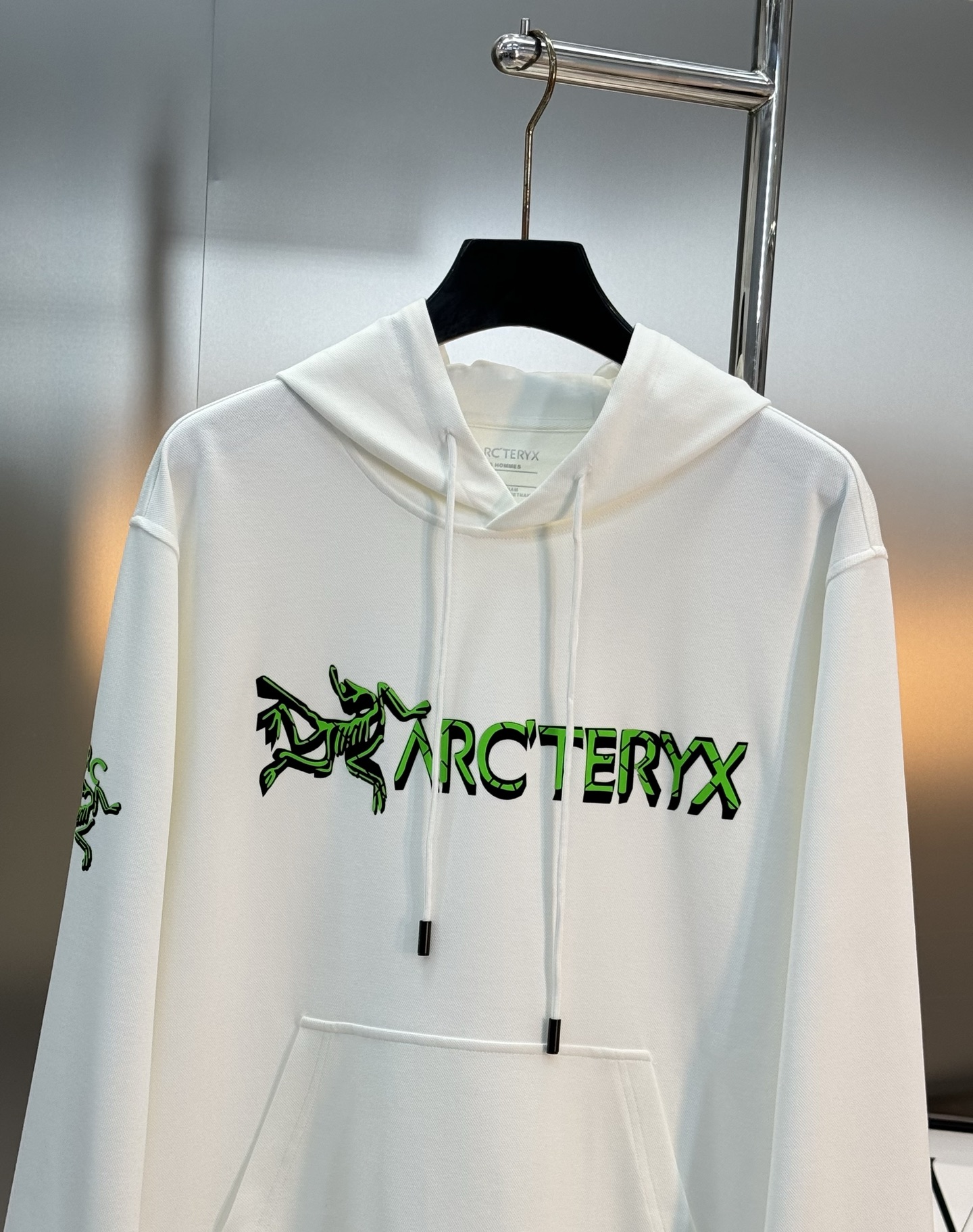 Arc'teryx始祖鸟新款连帽天丝卫衣.男女同款！黑色主色+荧光绿 Logo，简约又有辨识度计。超舒适