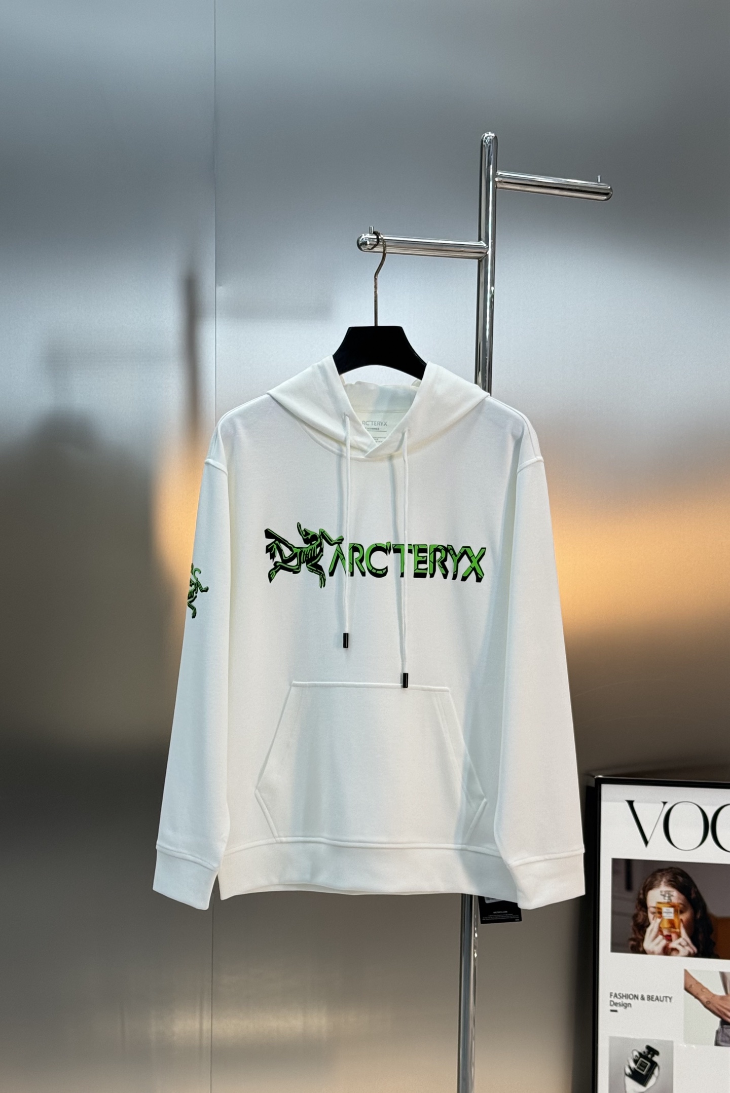 Arc'teryx始祖鸟新款连帽天丝卫衣.男女同款！黑色主色+荧光绿 Logo，简约又有辨识度计。超舒适