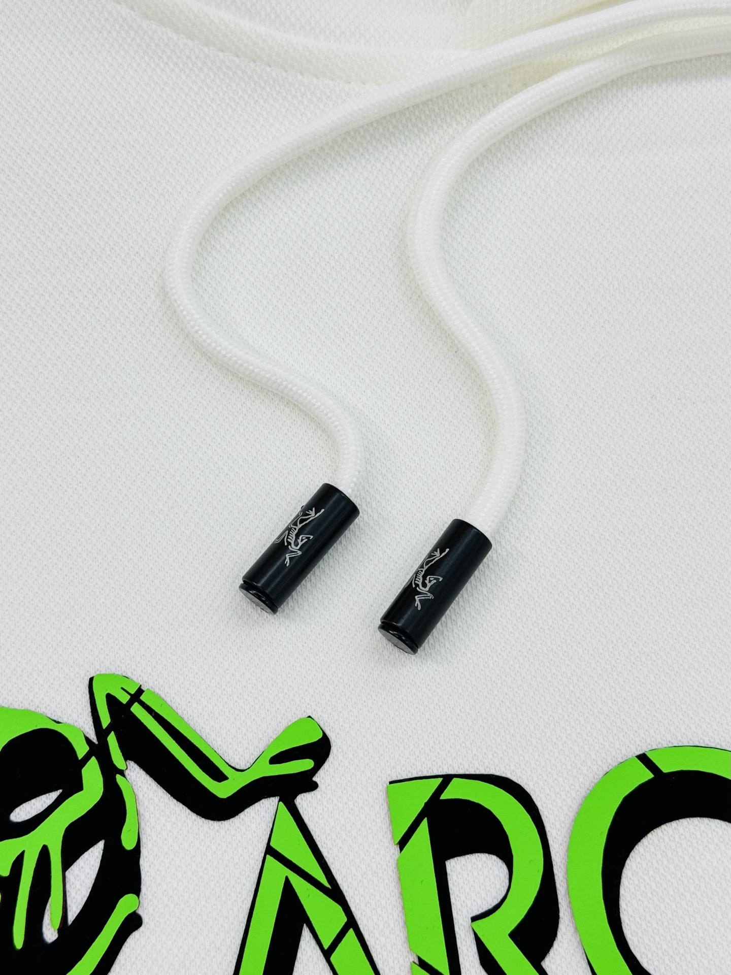 Arc'teryx始祖鸟新款连帽天丝卫衣.男女同款！黑色主色+荧光绿 Logo，简约又有辨识度计。超舒适