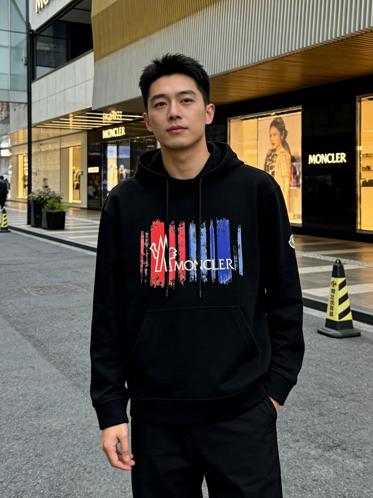 Moncler蒙口新品连帽卫衣，采用超舒适的天丝面料.柔软棉质面料，穿着舒适又保暖。正面彩色条纹+品牌字