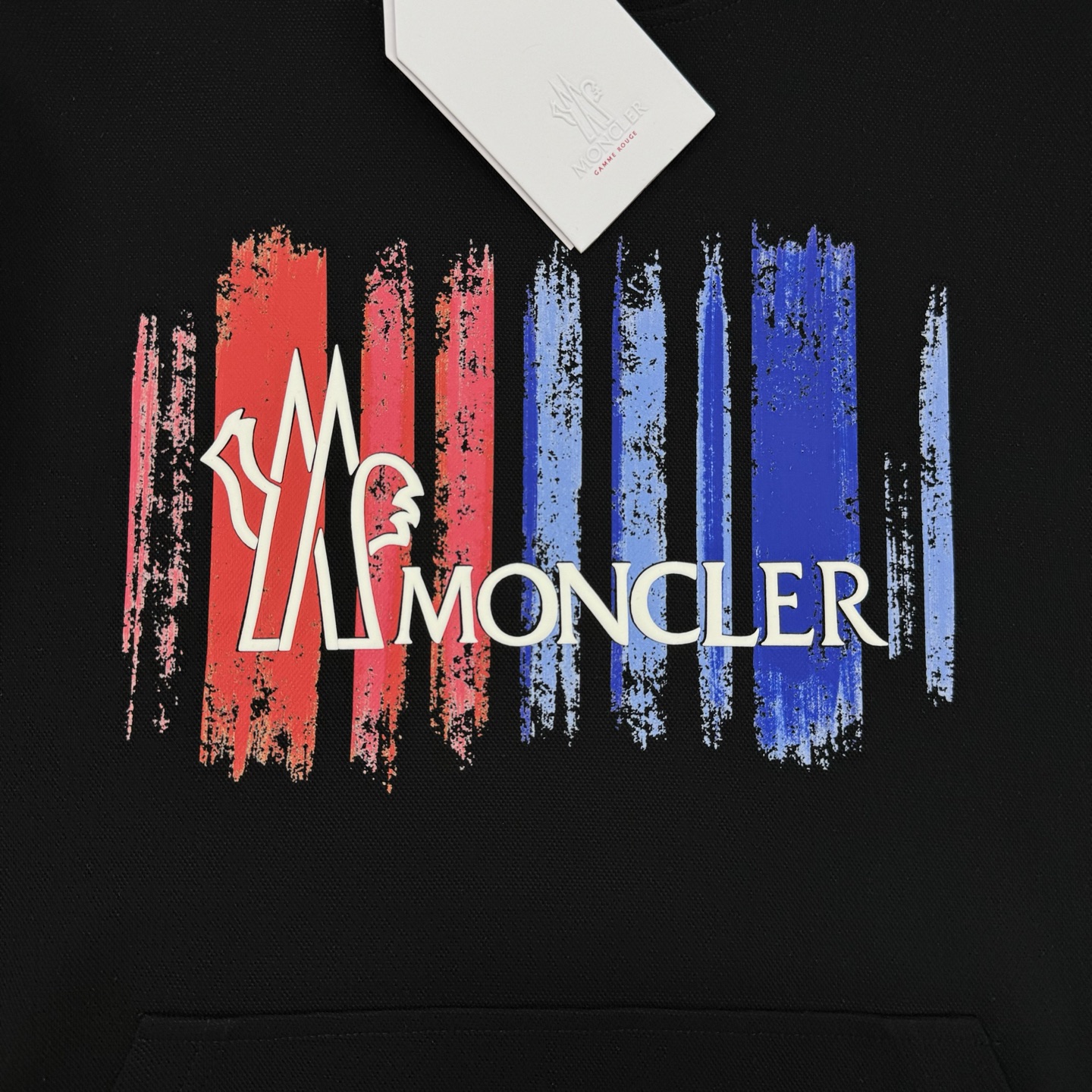 Moncler蒙口新品连帽卫衣，采用超舒适的天丝面料.柔软棉质面料，穿着舒适又保暖。正面彩色条纹+品牌字