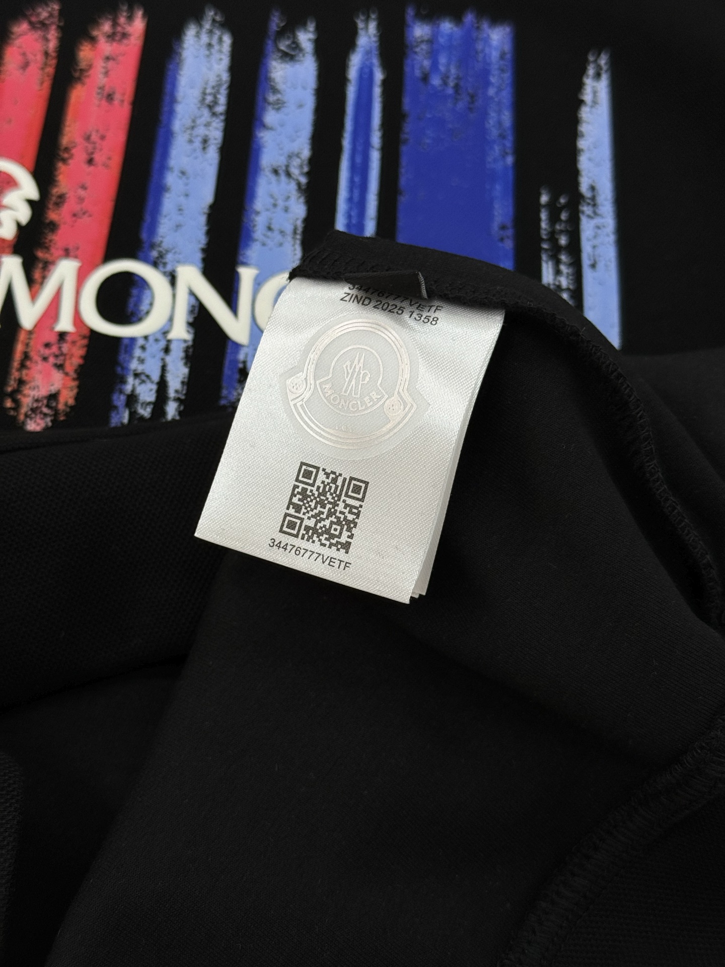 Moncler蒙口新品连帽卫衣，采用超舒适的天丝面料.柔软棉质面料，穿着舒适又保暖。正面彩色条纹+品牌字