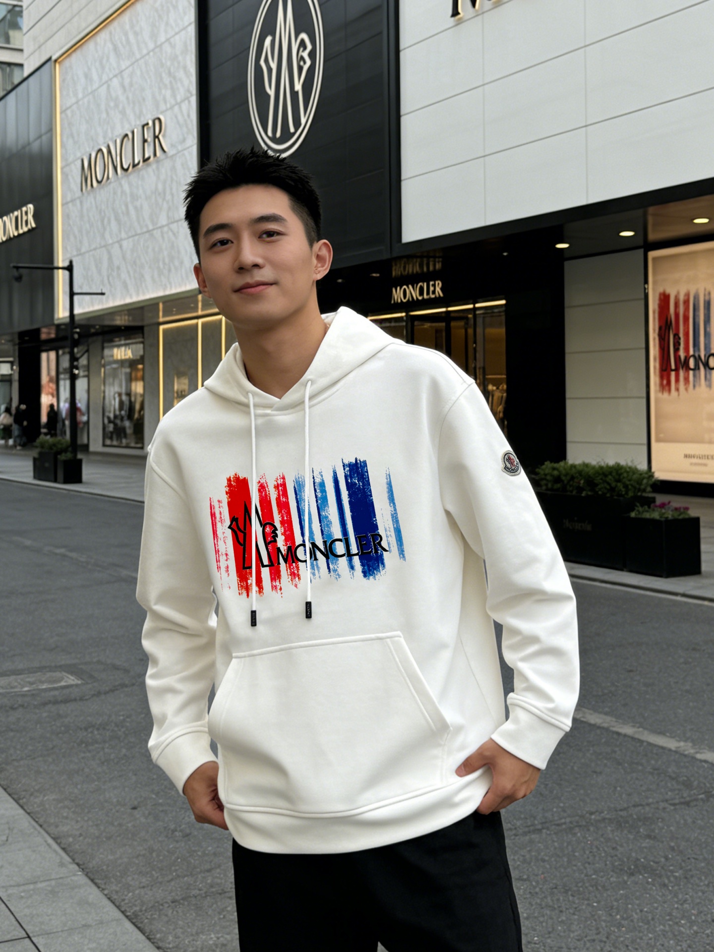 Moncler蒙口新品连帽卫衣，采用超舒适的天丝面料.柔软棉质面料，穿着舒适又保暖。正面彩色条纹+品牌字