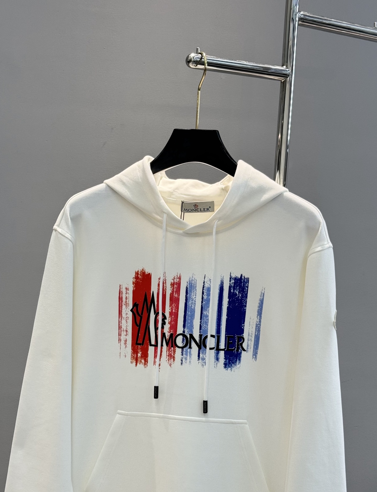 Moncler蒙口新品连帽卫衣，采用超舒适的天丝面料.柔软棉质面料，穿着舒适又保暖。正面彩色条纹+品牌字
