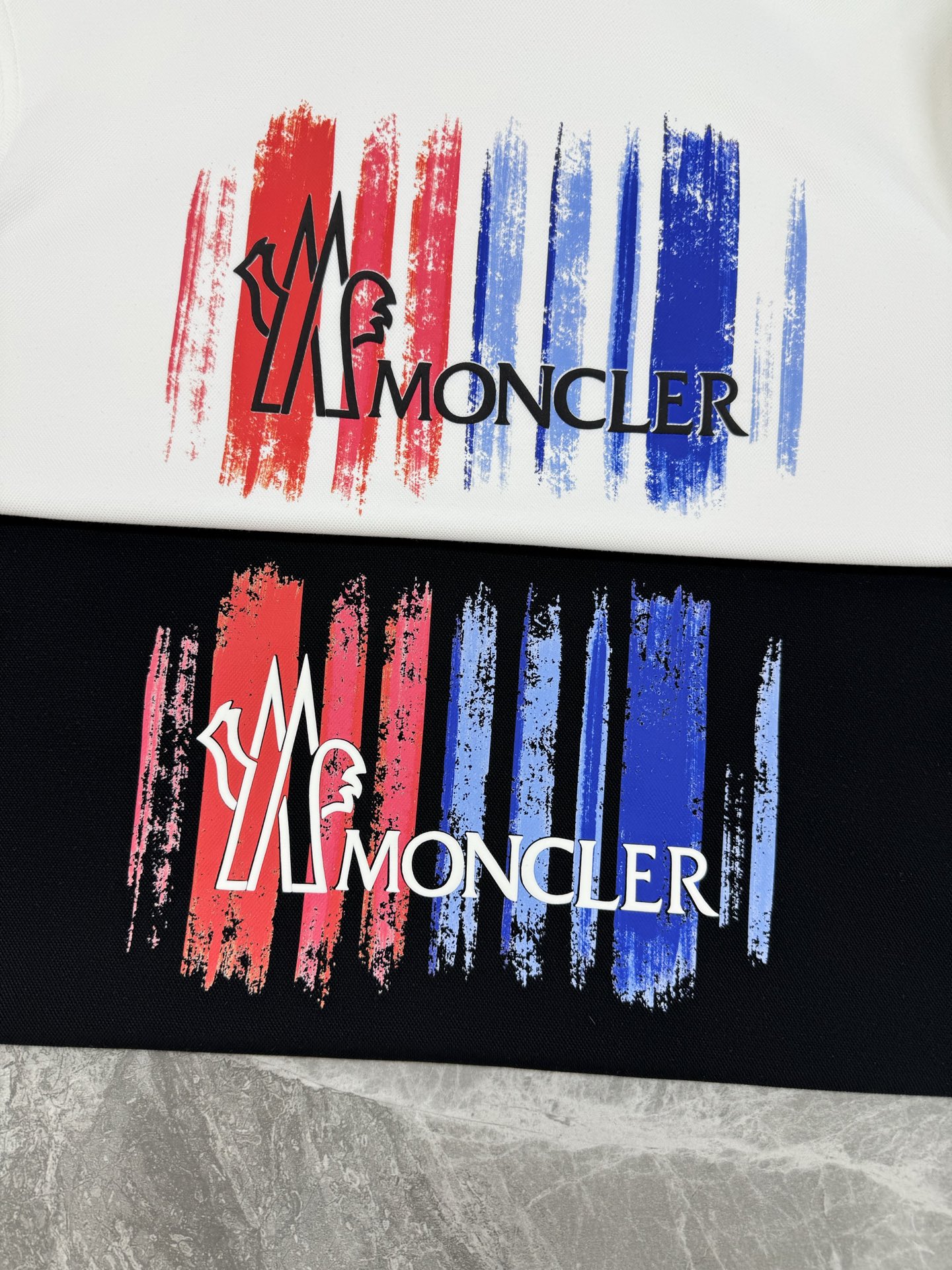 Moncler蒙口新品连帽卫衣，采用超舒适的天丝面料.柔软棉质面料，穿着舒适又保暖。正面彩色条纹+品牌字