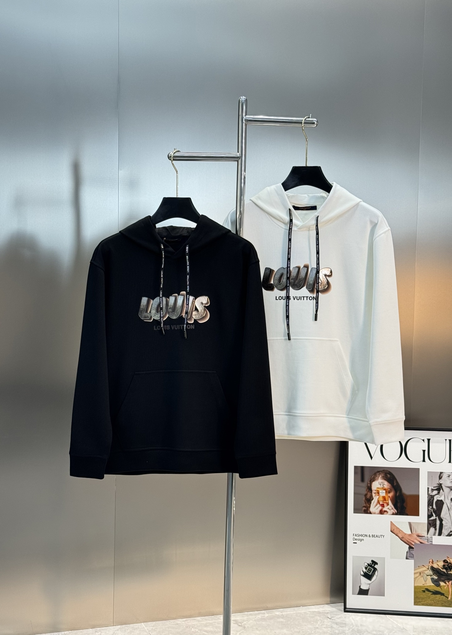 驴牌新款连帽卫衣，男女同款！超舒适天丝面料.柔软穿着舒适又保暖。正面“Louis Vuitton 字母+