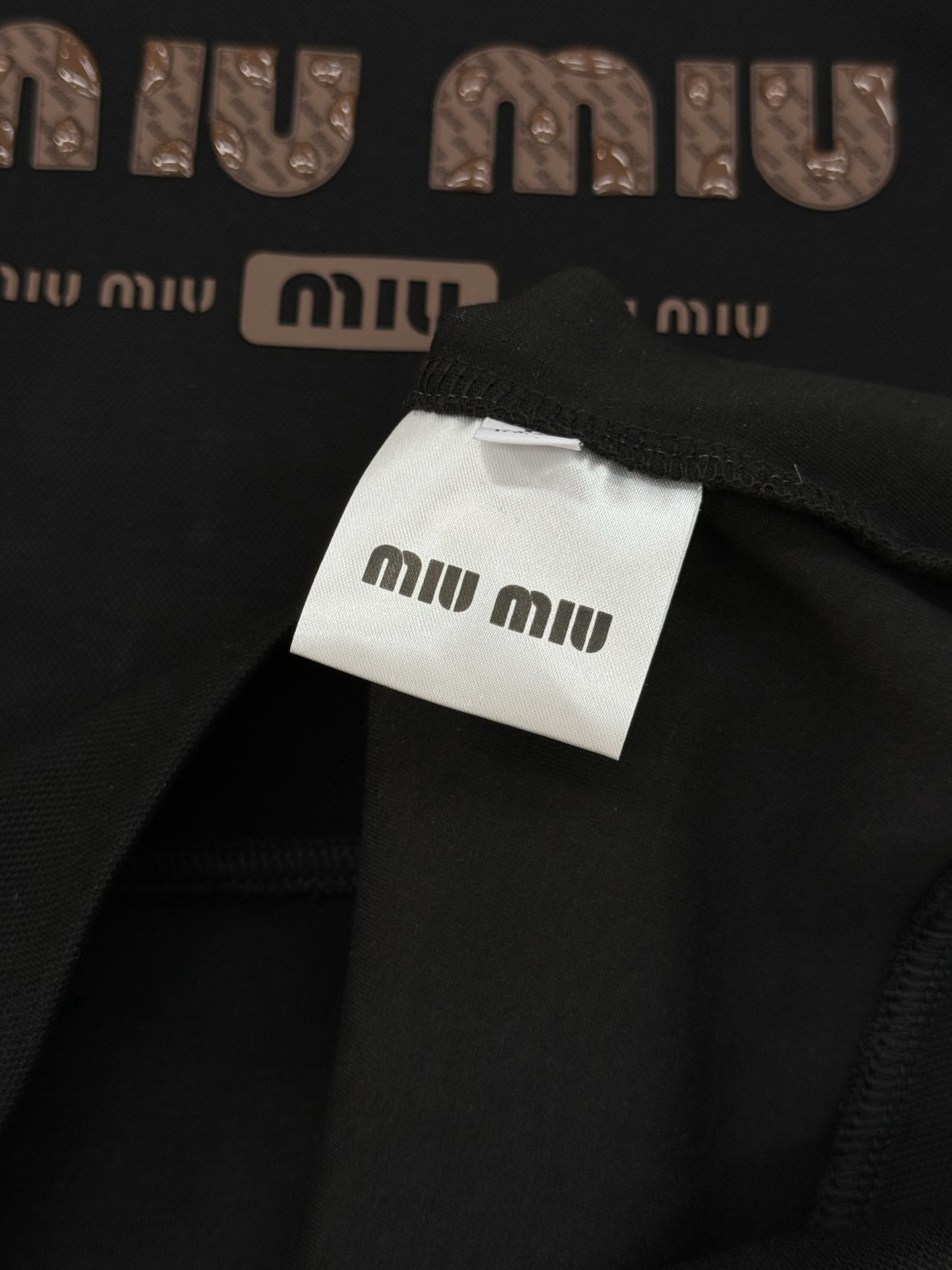 Miu Miu缪缪新款连帽卫衣，甄选天丝面料.柔软纯棉材质，穿着舒适又透气!正面品牌字母印花，水滴💧立体