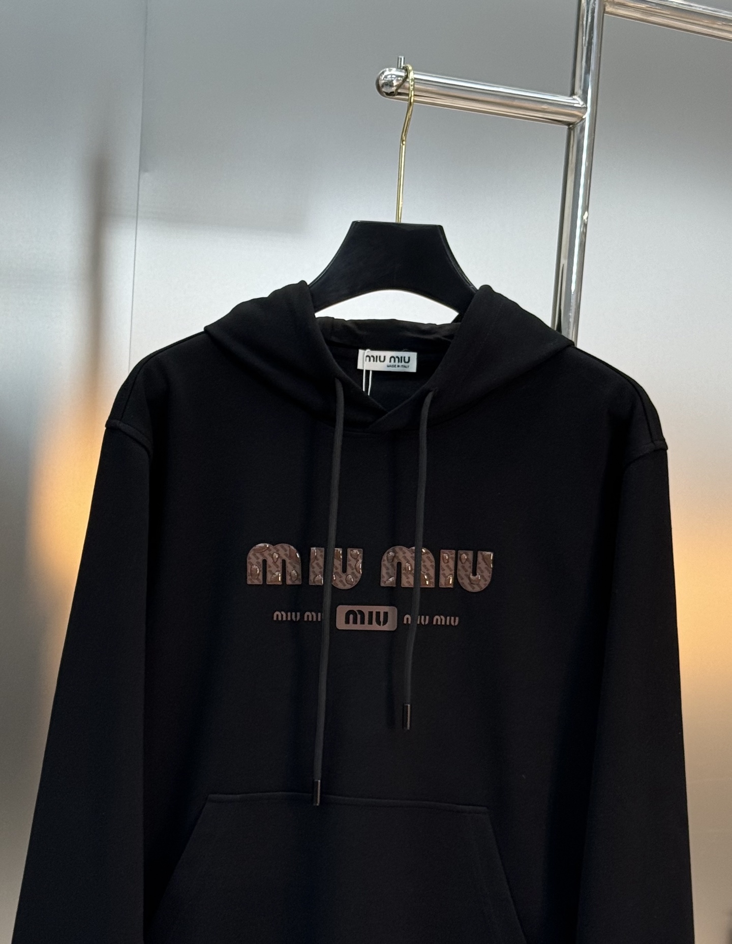 Miu Miu缪缪新款连帽卫衣，甄选天丝面料.柔软纯棉材质，穿着舒适又透气!正面品牌字母印花，水滴💧立体