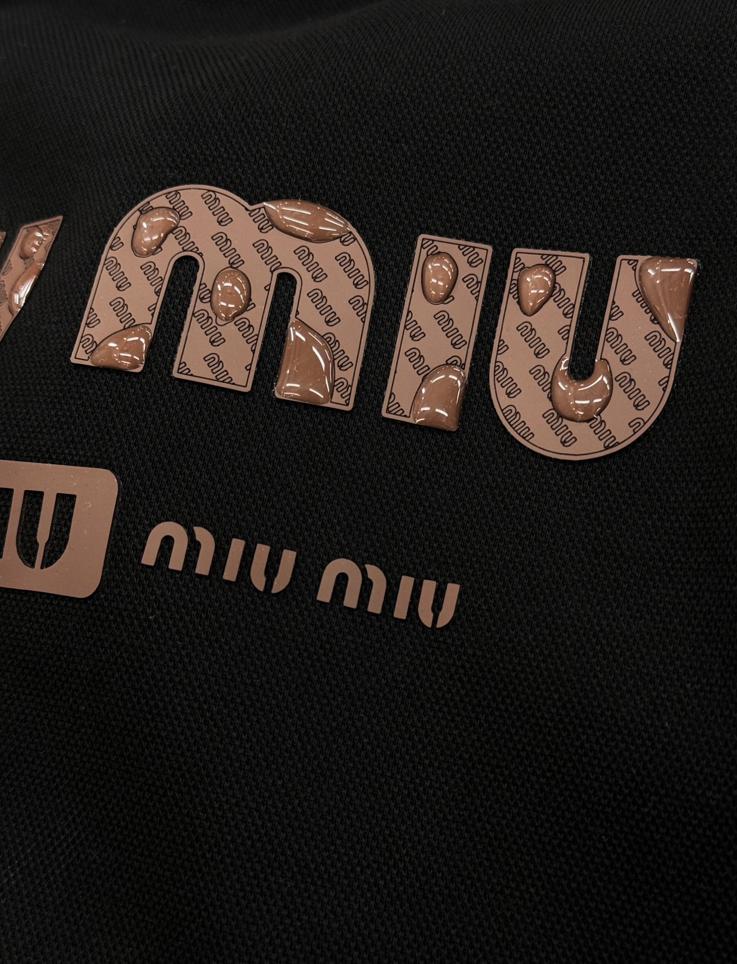 Miu Miu缪缪新款连帽卫衣，甄选天丝面料.柔软纯棉材质，穿着舒适又透气!正面品牌字母印花，水滴💧立体