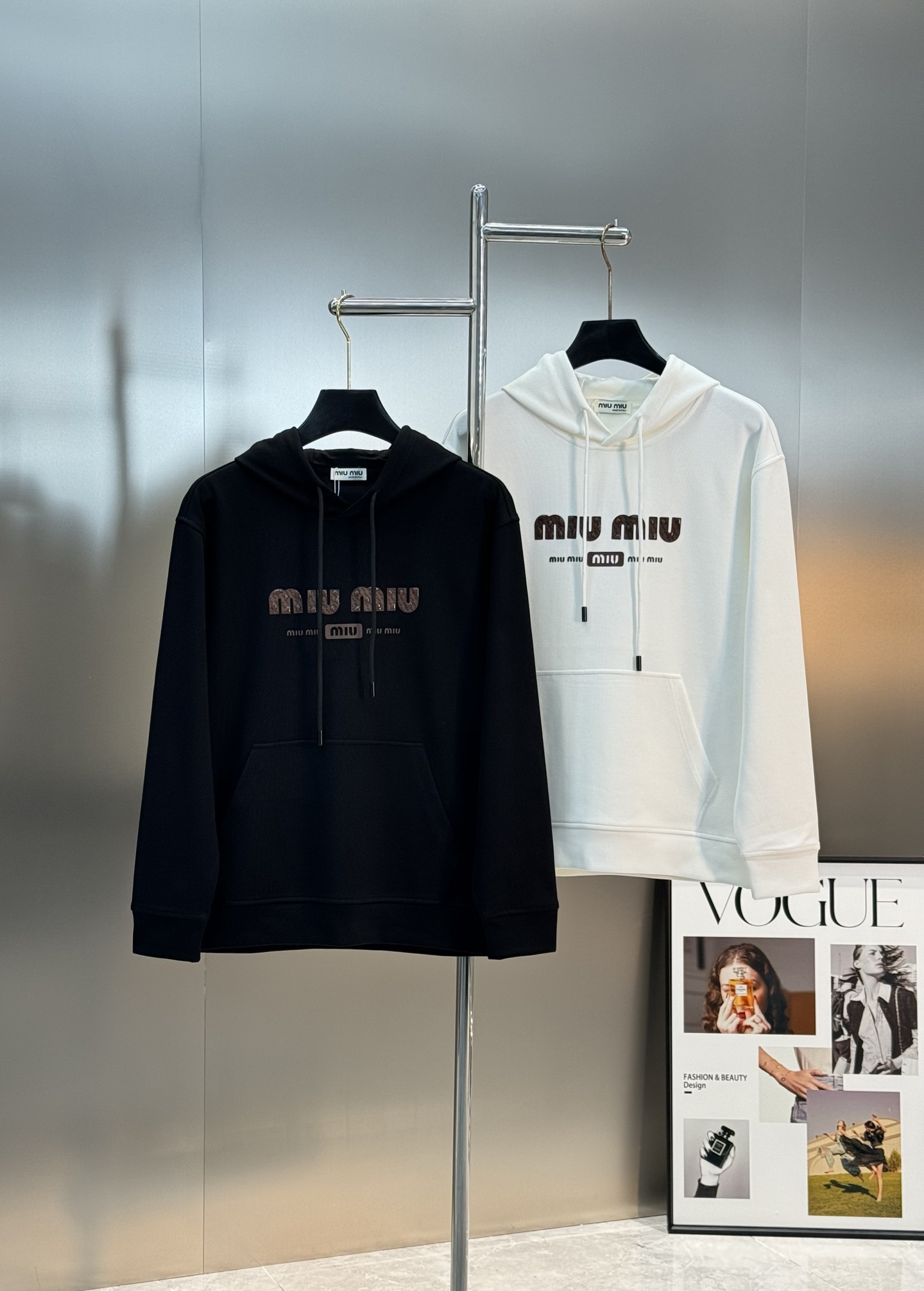 Miu Miu缪缪新款连帽卫衣，甄选天丝面料.柔软纯棉材质，穿着舒适又透气!正面品牌字母印花，水滴💧立体