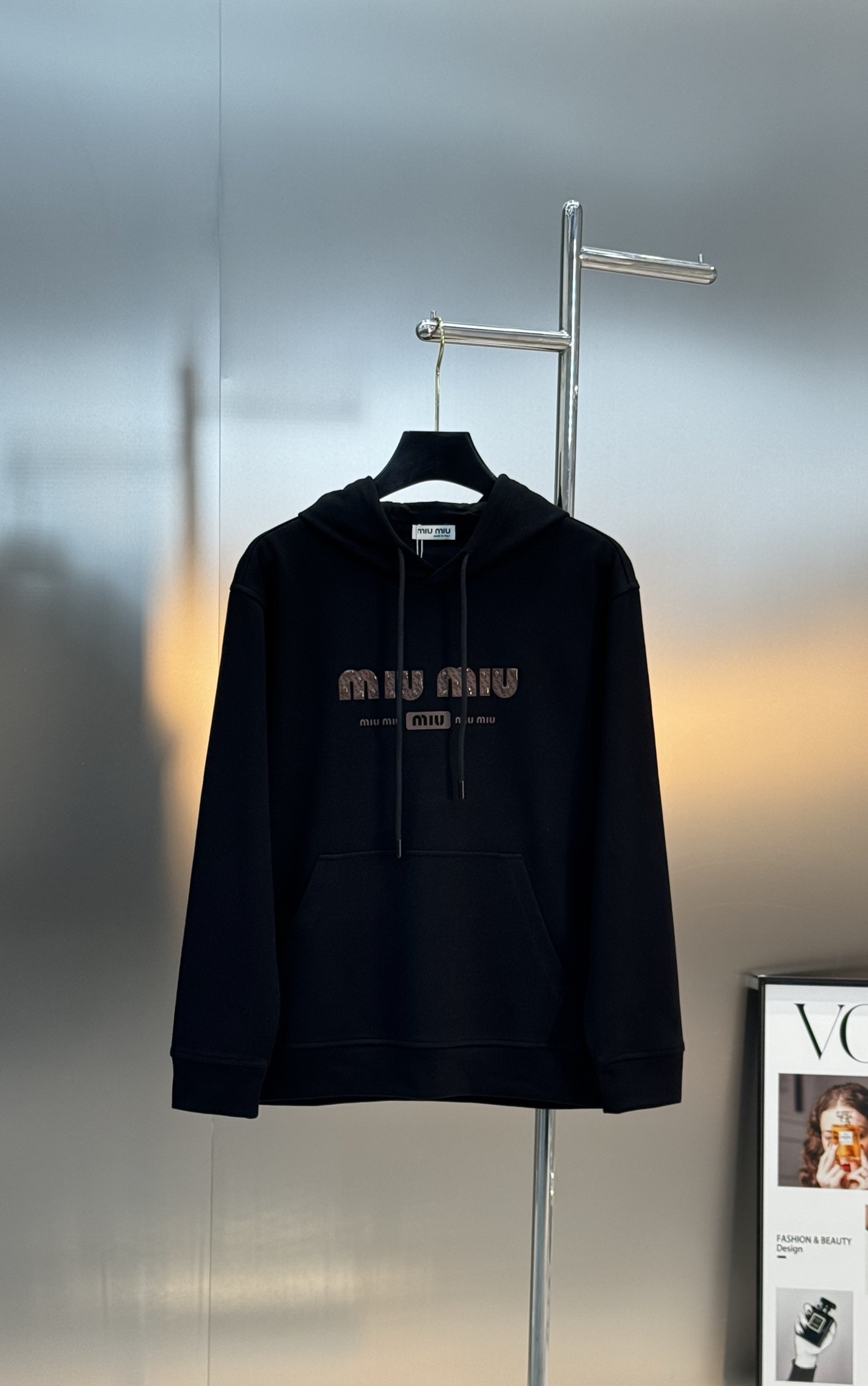 Miu Miu缪缪新款连帽卫衣，甄选天丝面料.柔软纯棉材质，穿着舒适又透气!正面品牌字母印花，水滴💧立体