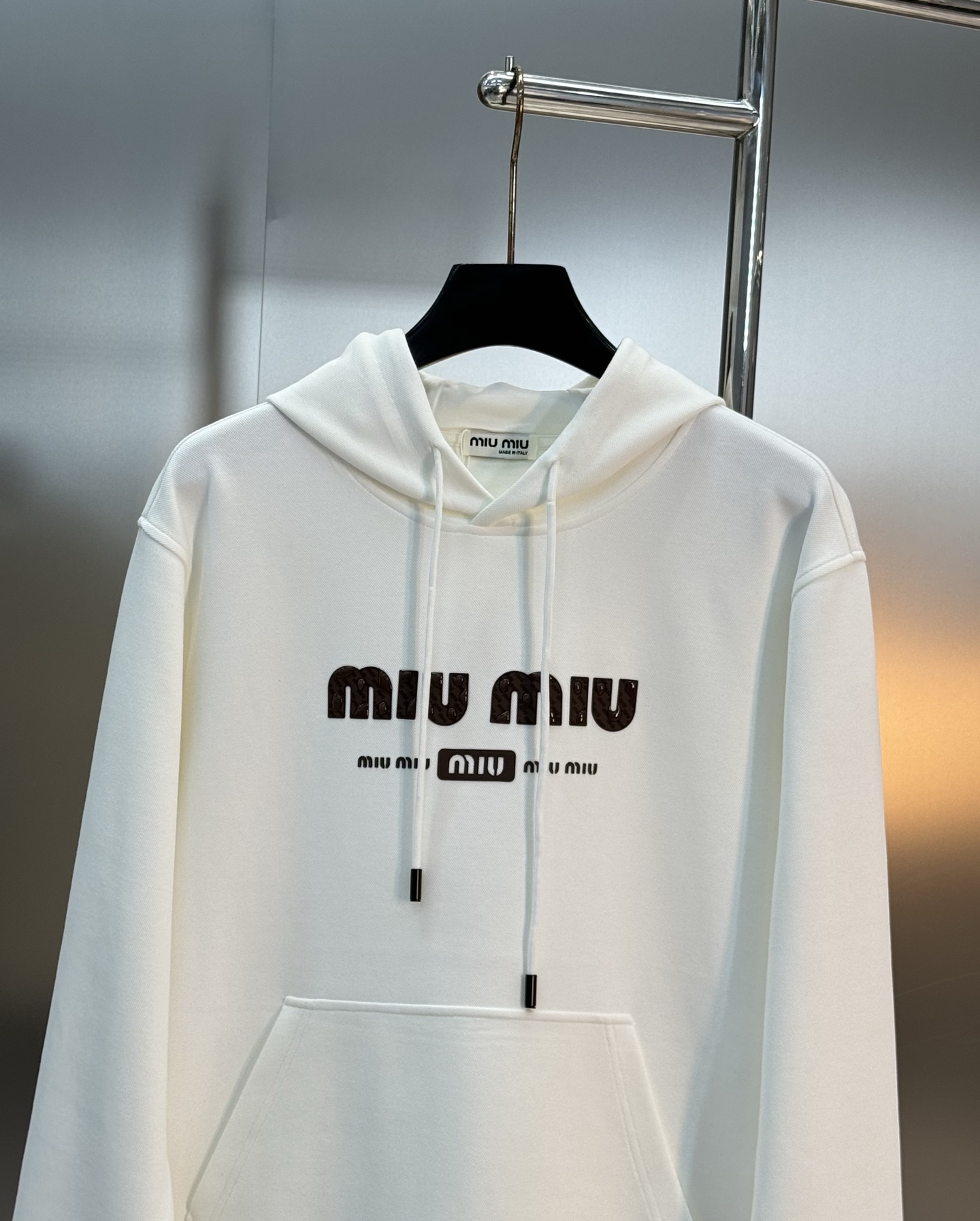 Miu Miu缪缪新款连帽卫衣，甄选天丝面料.柔软纯棉材质，穿着舒适又透气!正面品牌字母印花，水滴💧立体