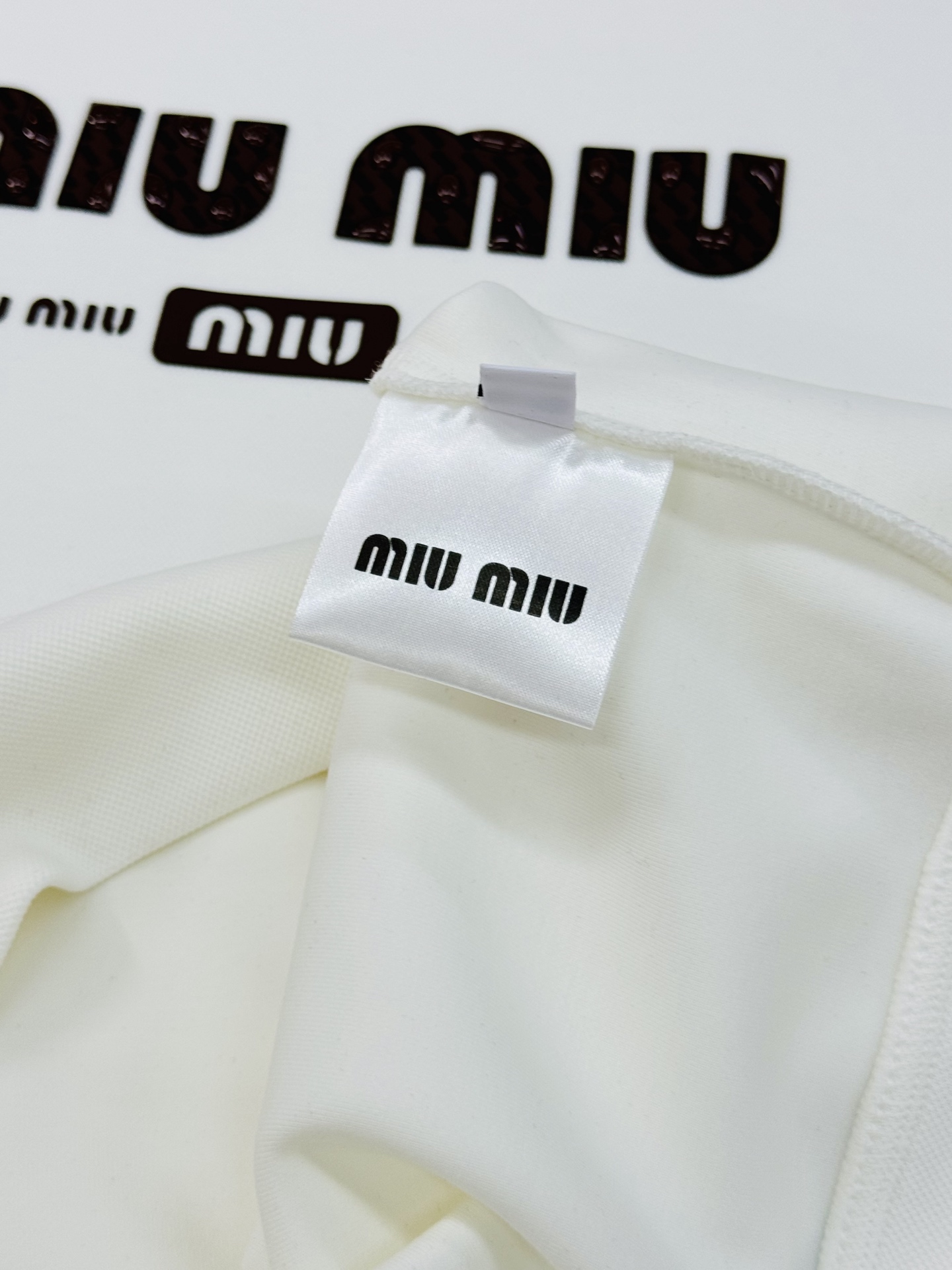 Miu Miu缪缪新款连帽卫衣，甄选天丝面料.柔软纯棉材质，穿着舒适又透气!正面品牌字母印花，水滴💧立体