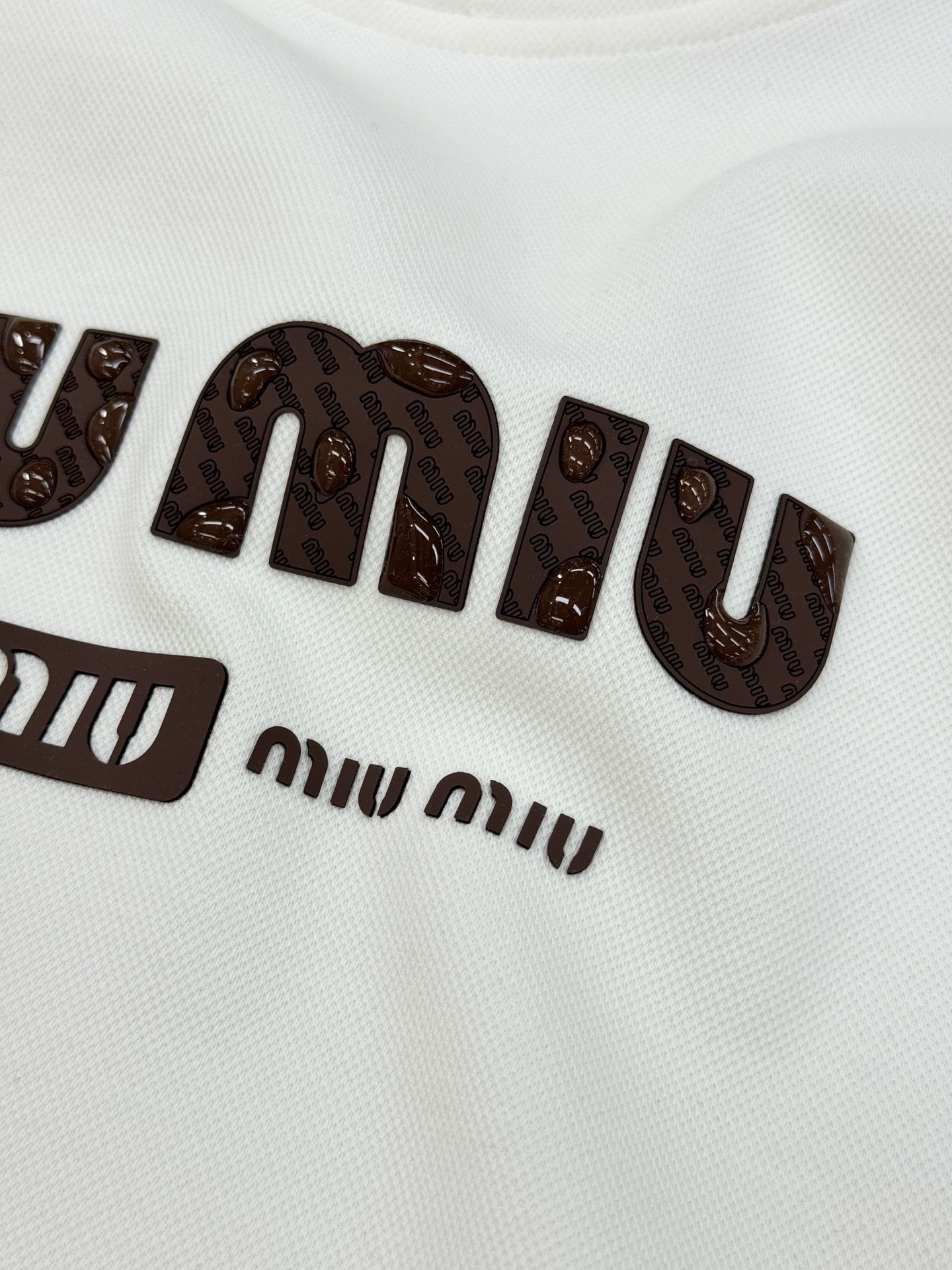 Miu Miu缪缪新款连帽卫衣，甄选天丝面料.柔软纯棉材质，穿着舒适又透气!正面品牌字母印花，水滴💧立体