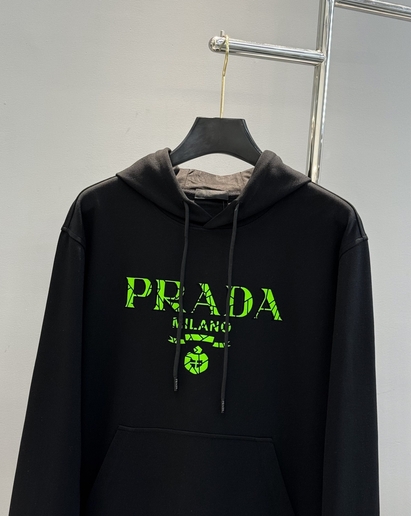 Prada普拉达新款连帽卫衣，甄选超优质天丝面料.柔软有手感.穿着舒适又保暖。正面绿色荧光“PRADA 